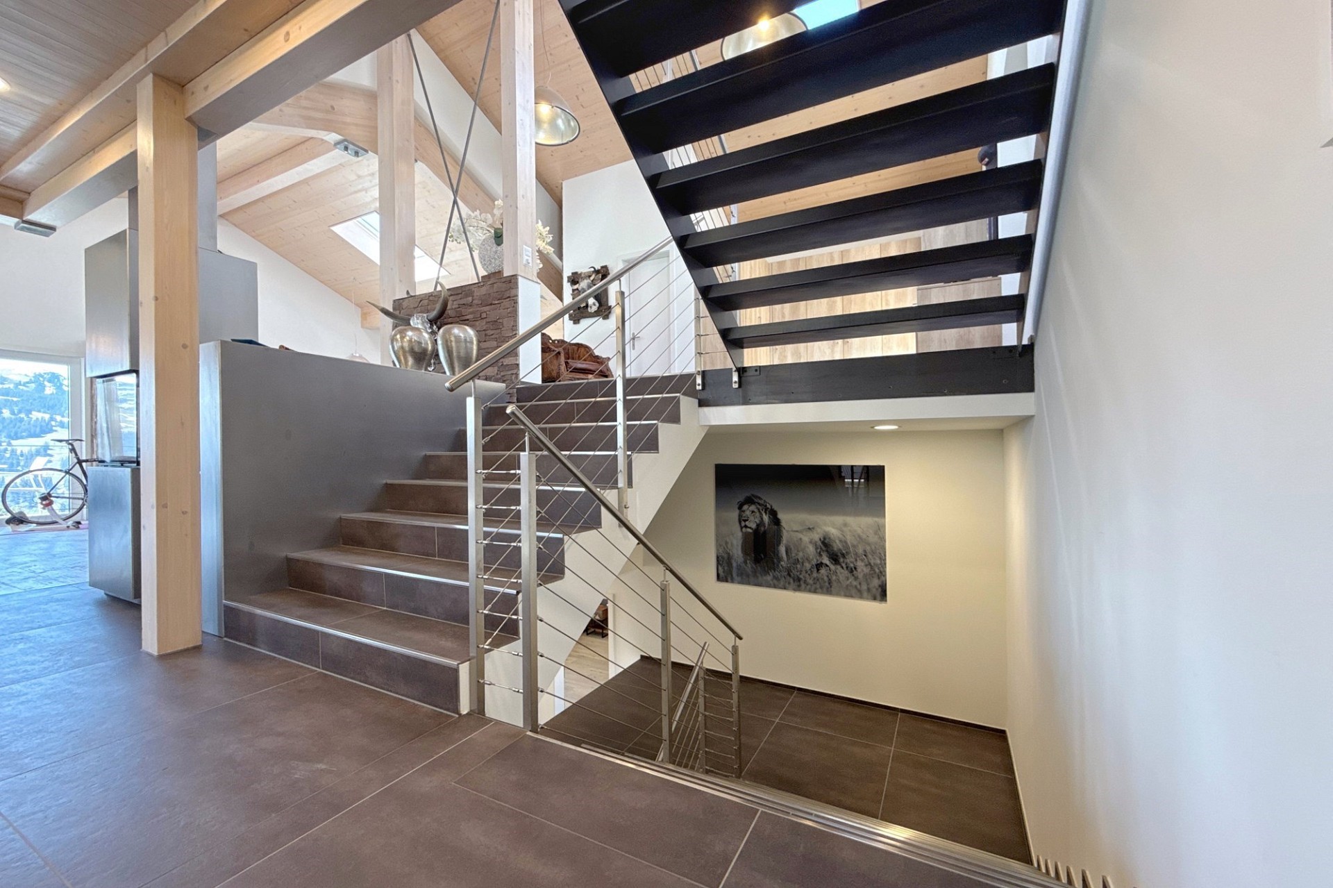 Moderne Treppe mit Galerie