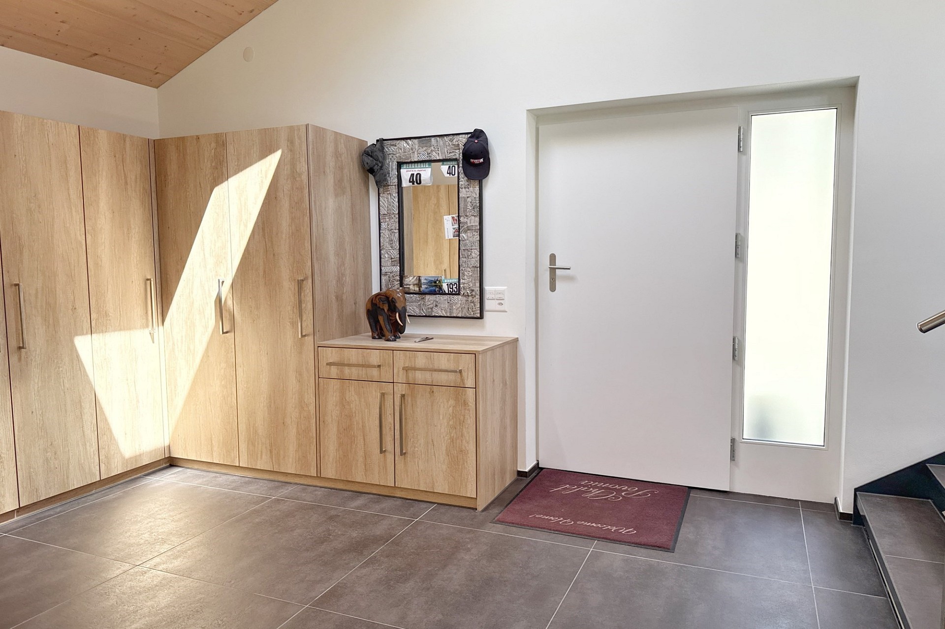 Heller Eingangsbereich mit Garderobe