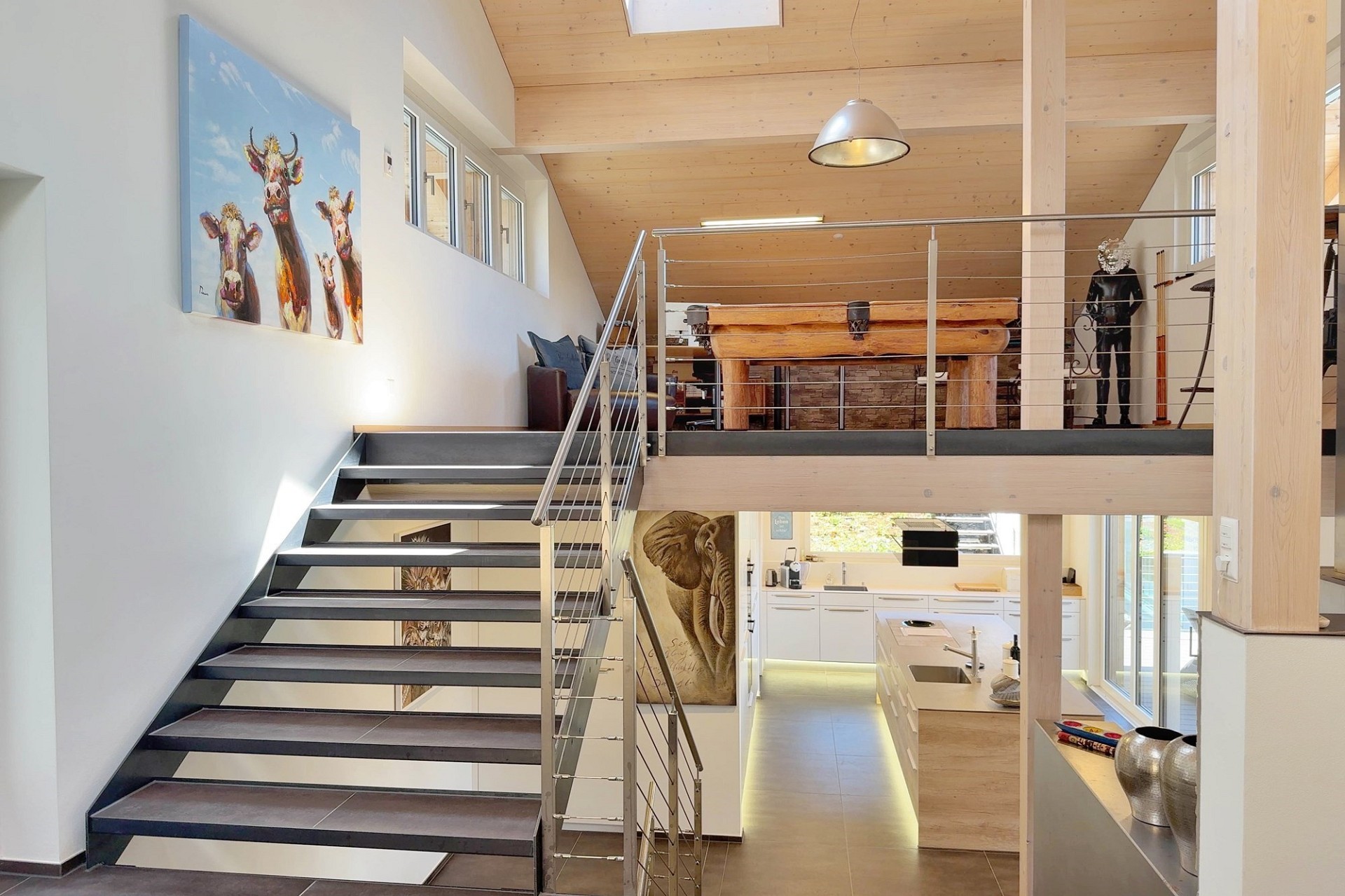 Moderne Galerie mit Treppe und offener Küche