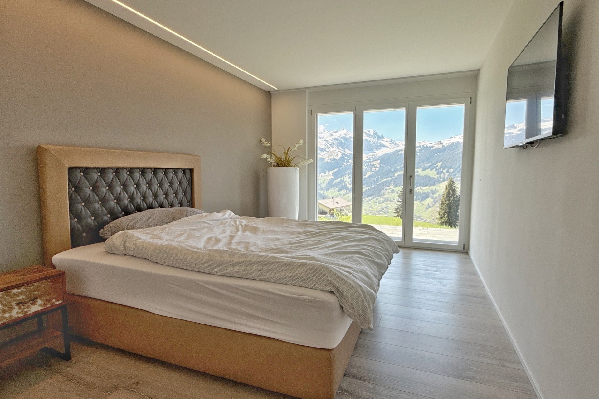 Modernes Schlafzimmer mit Bergblick