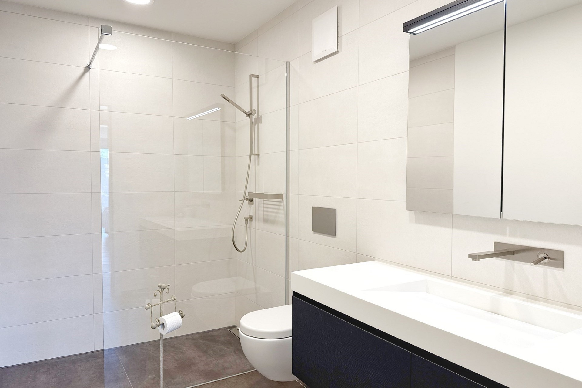 Modernes Badezimmer mit begehbarer Dusche