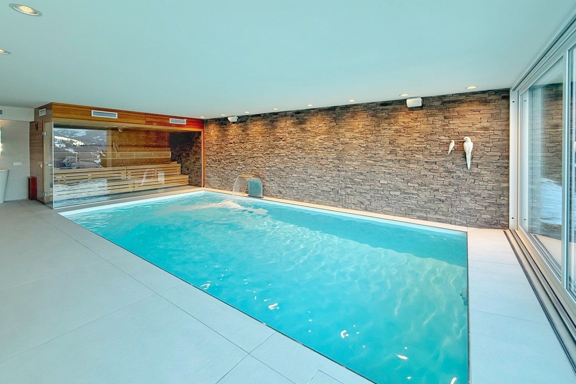 Innenpool mit Wellnessbereich
