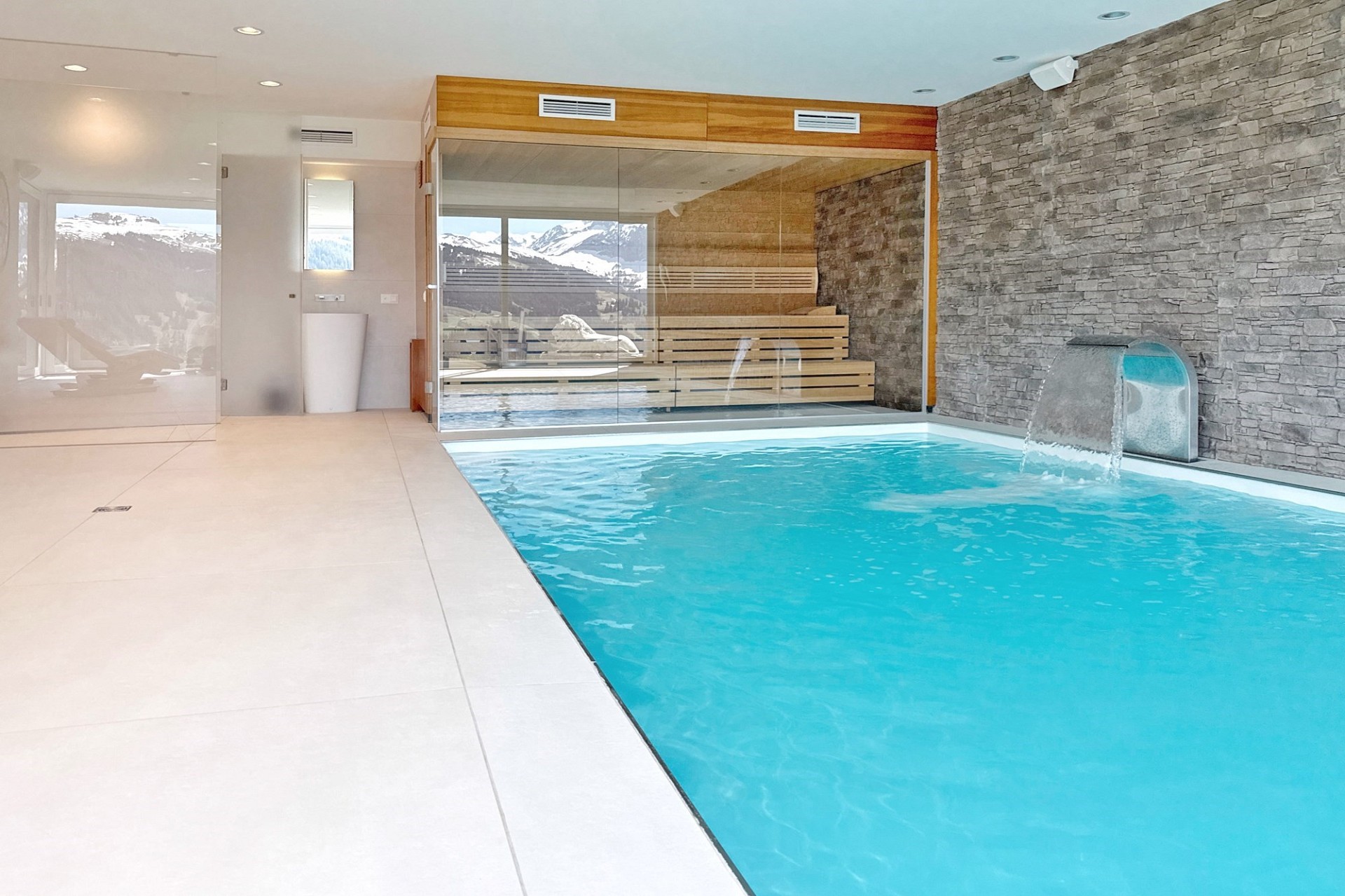 Innenpool mit Spa- und Sauna-Bereich