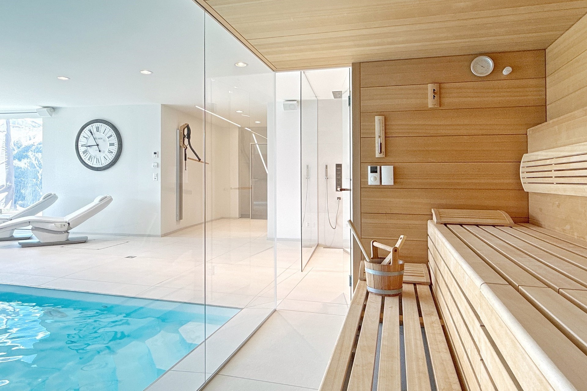 Luxuriöser Wellnessraum mit Sauna und Innenpool