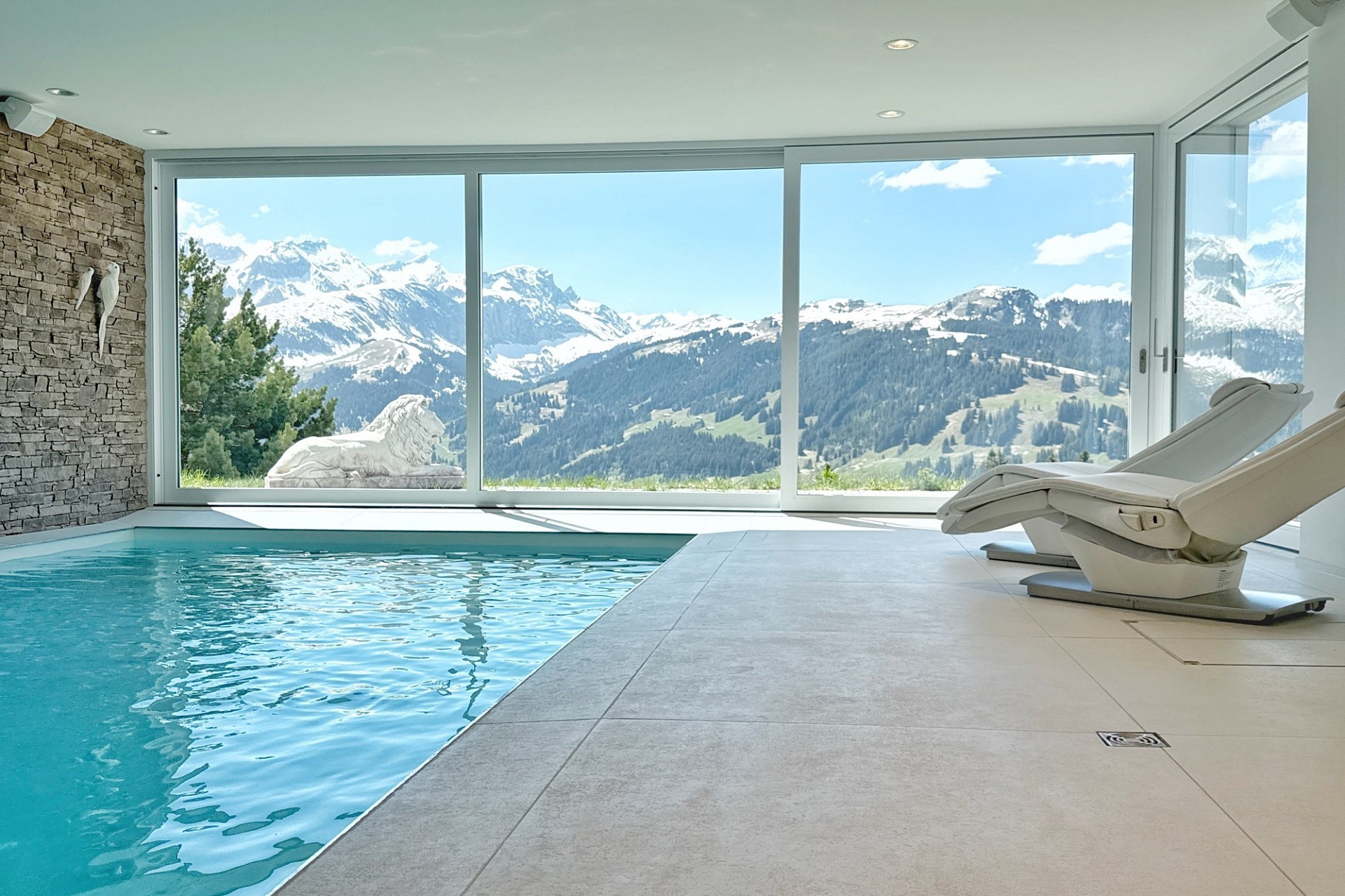 Innenpool mit Panoramablick auf Berge