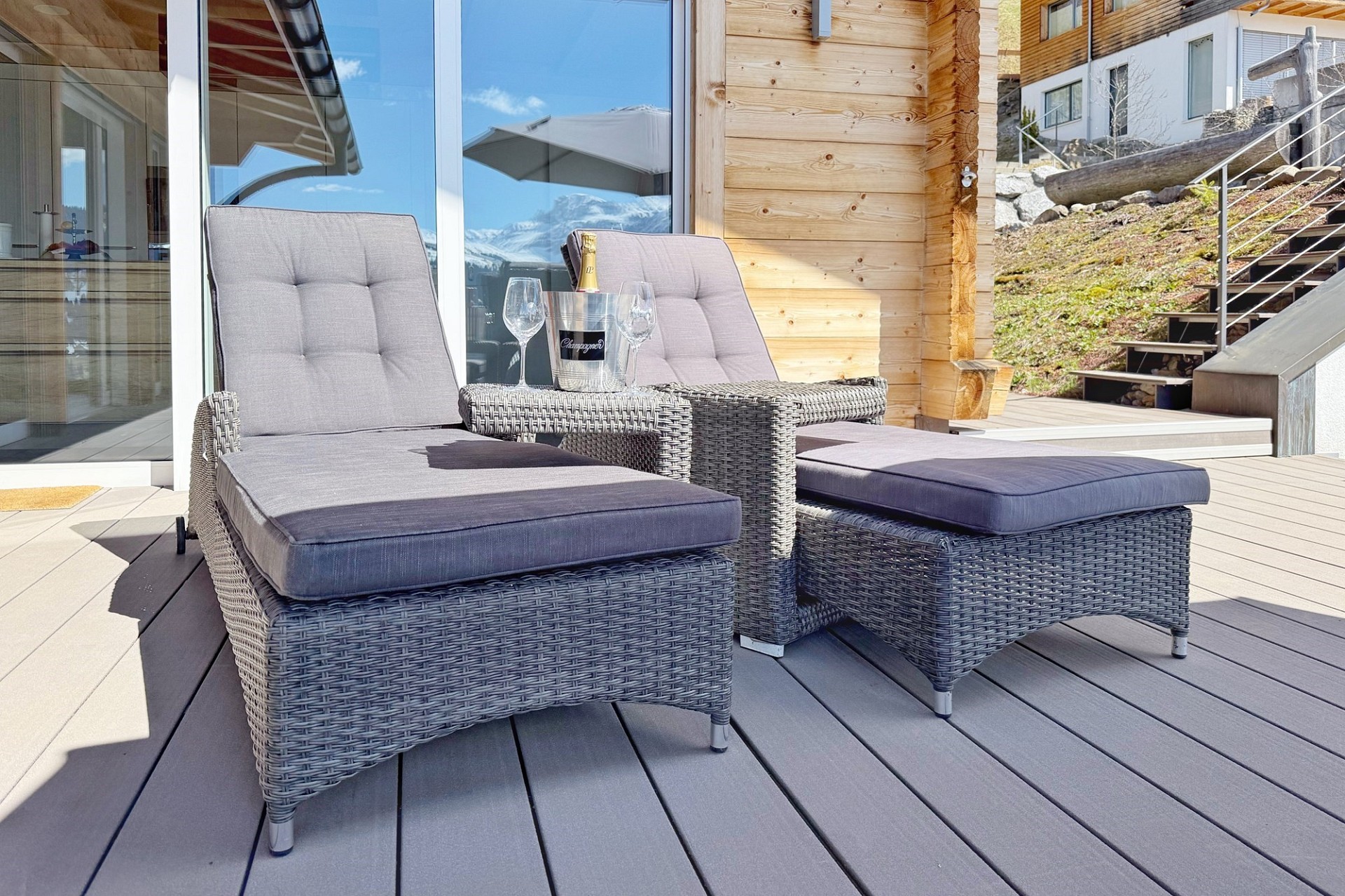 Sonnige Terrasse mit Liegen