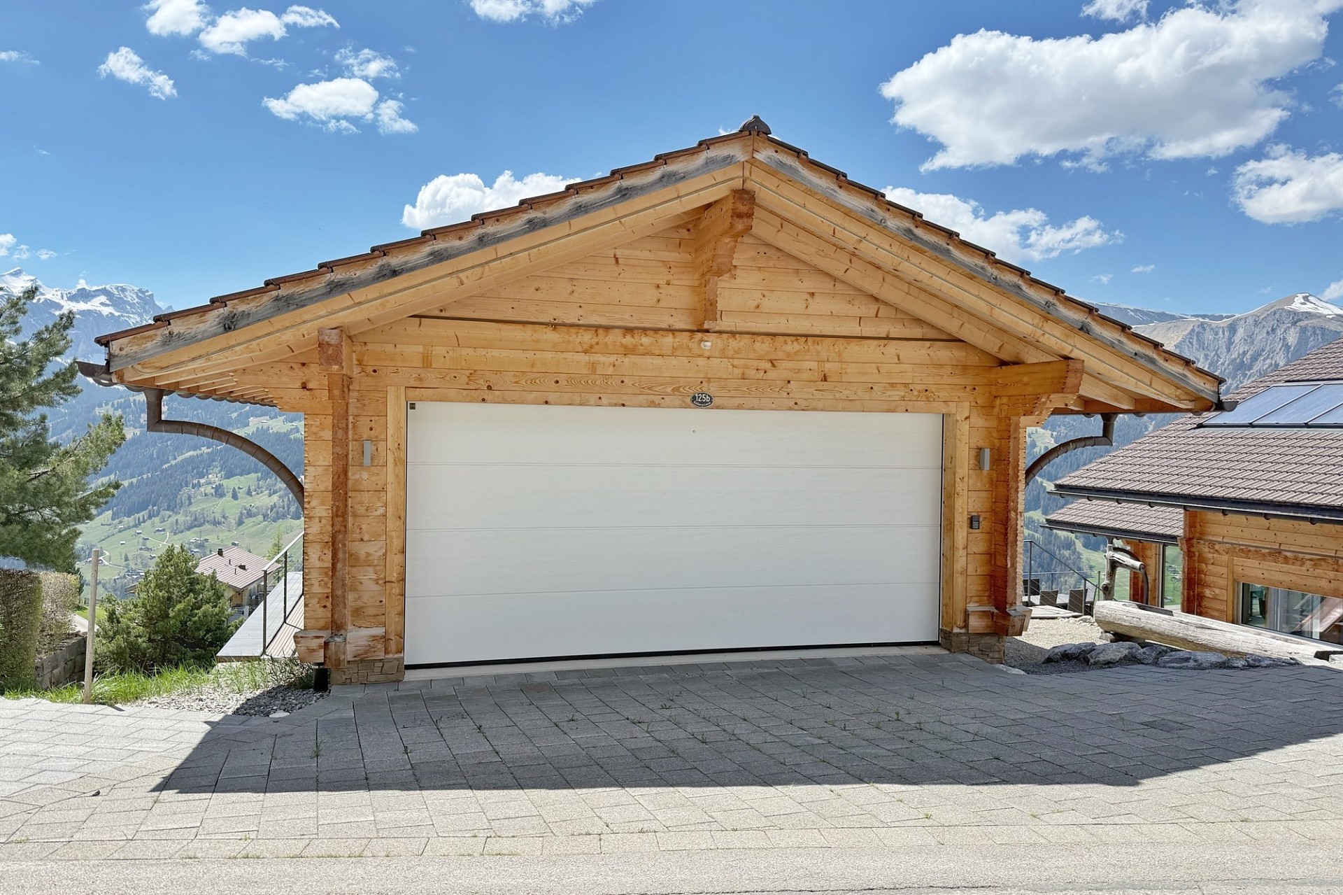 Alpine Holzgarage mit Bergblick