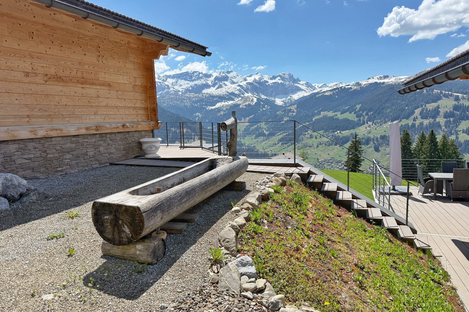Alpen-Terrasse mit Bergblick