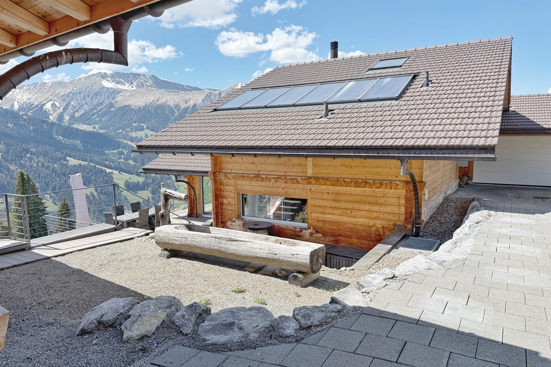 Berghaus mit Panoramablick und Holzfassade
