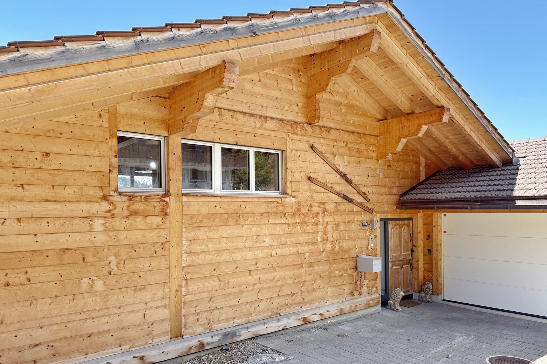 Holzhaus mit Carport/Garage und Satteldach