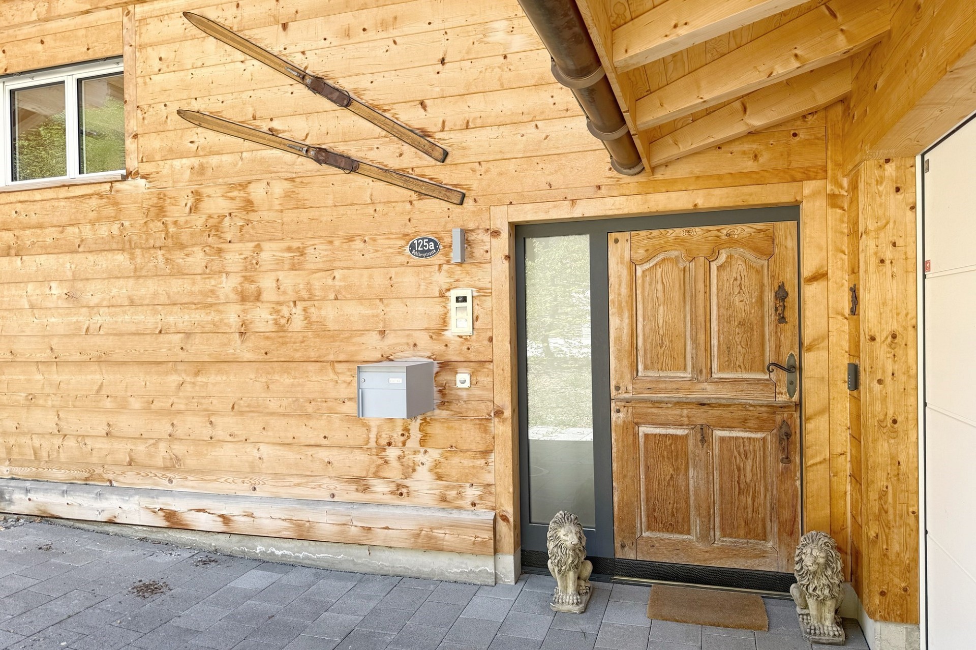 Holzhaus-Eingangsbereich mit geschnitzter Haustür