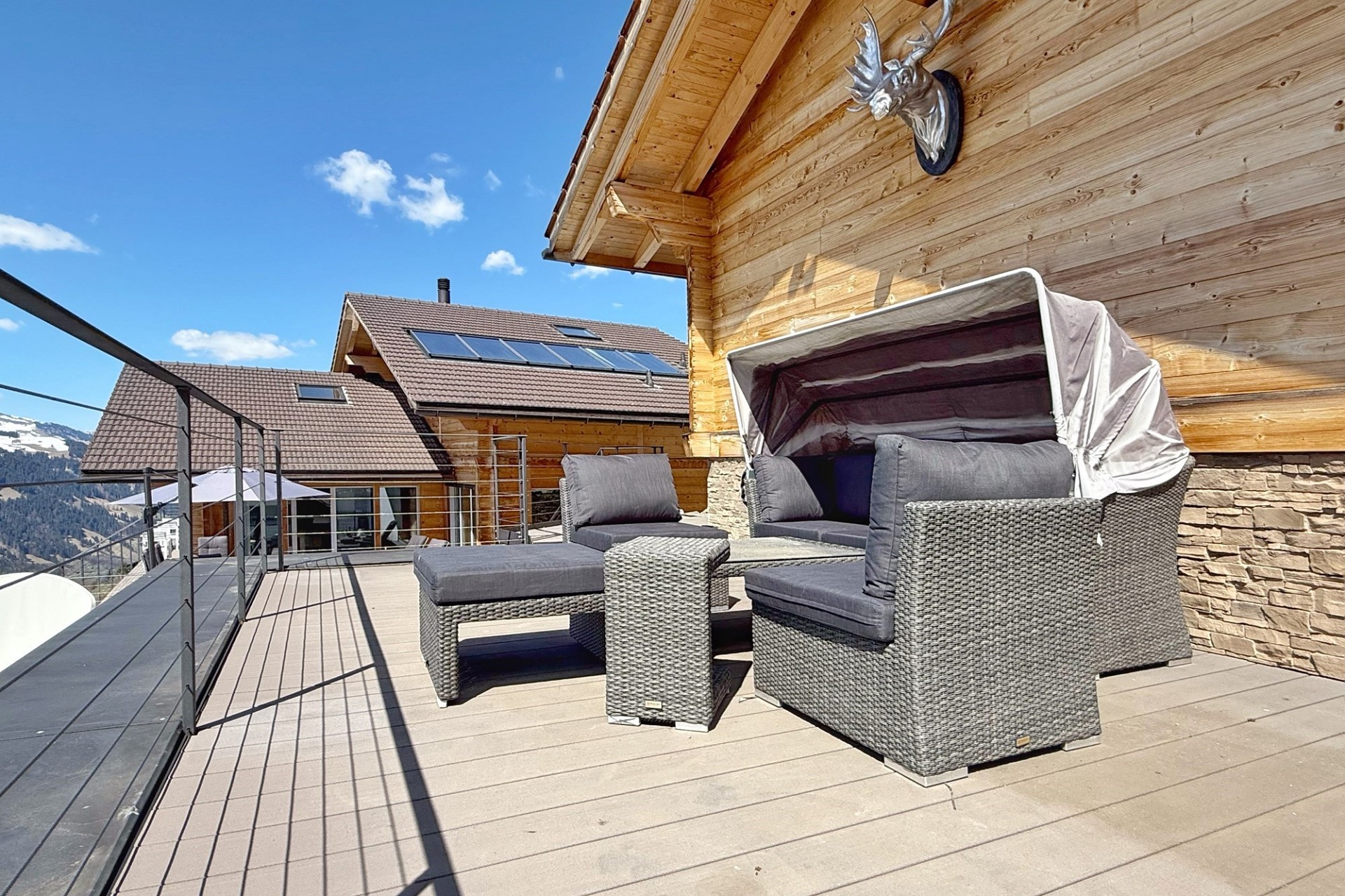 Alpen-Terrasse mit Lounge-Möbeln
