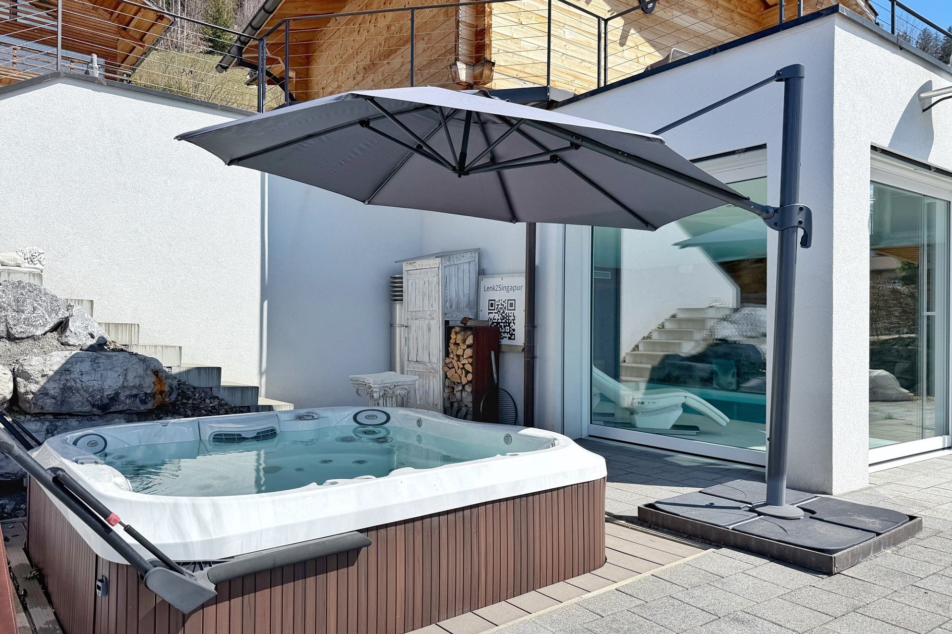 Terrasse mit Whirlpool und Sonnenschirm