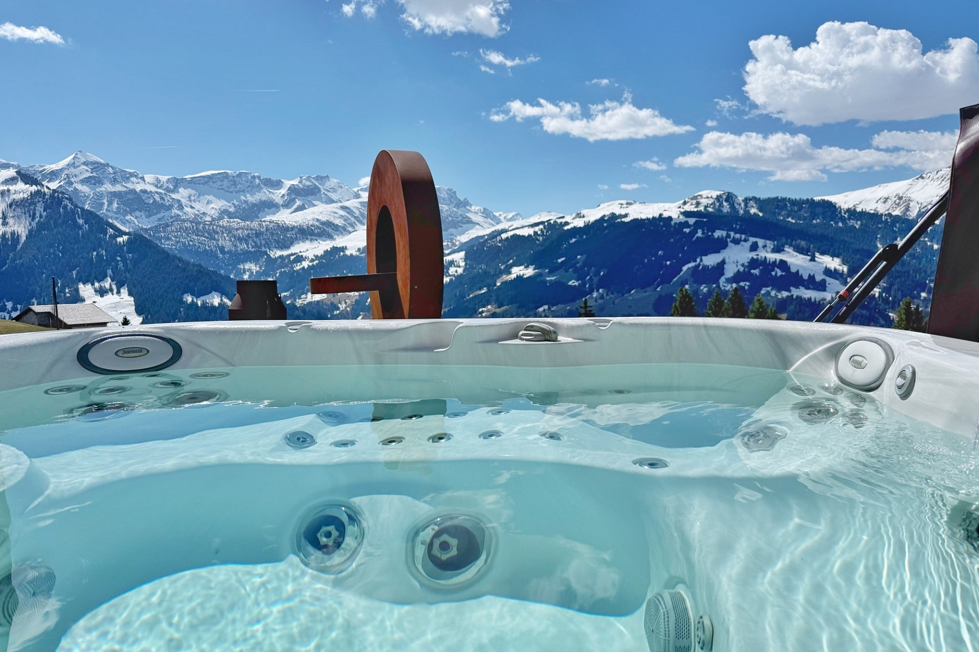 Außen-Whirlpool mit Bergpanorama