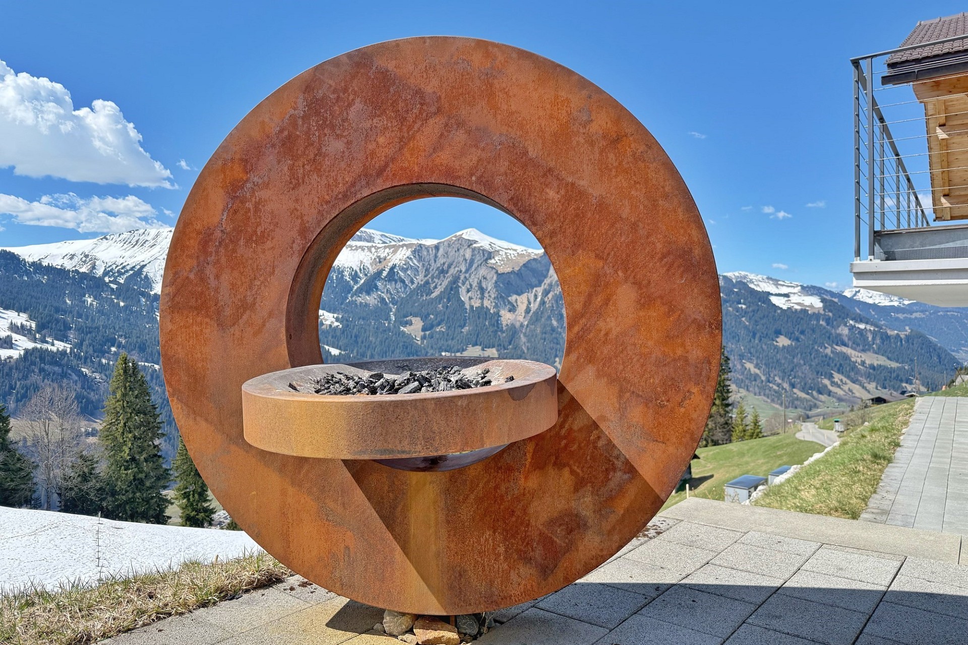 Außenbereich mit rustikalem Feuerring und Bergblick