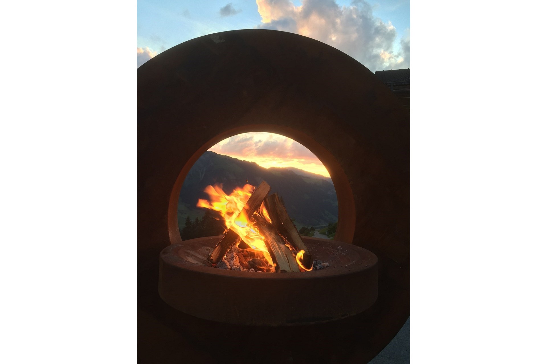 Außenaufnahme mit Feuerstelle bei Sonnenuntergang