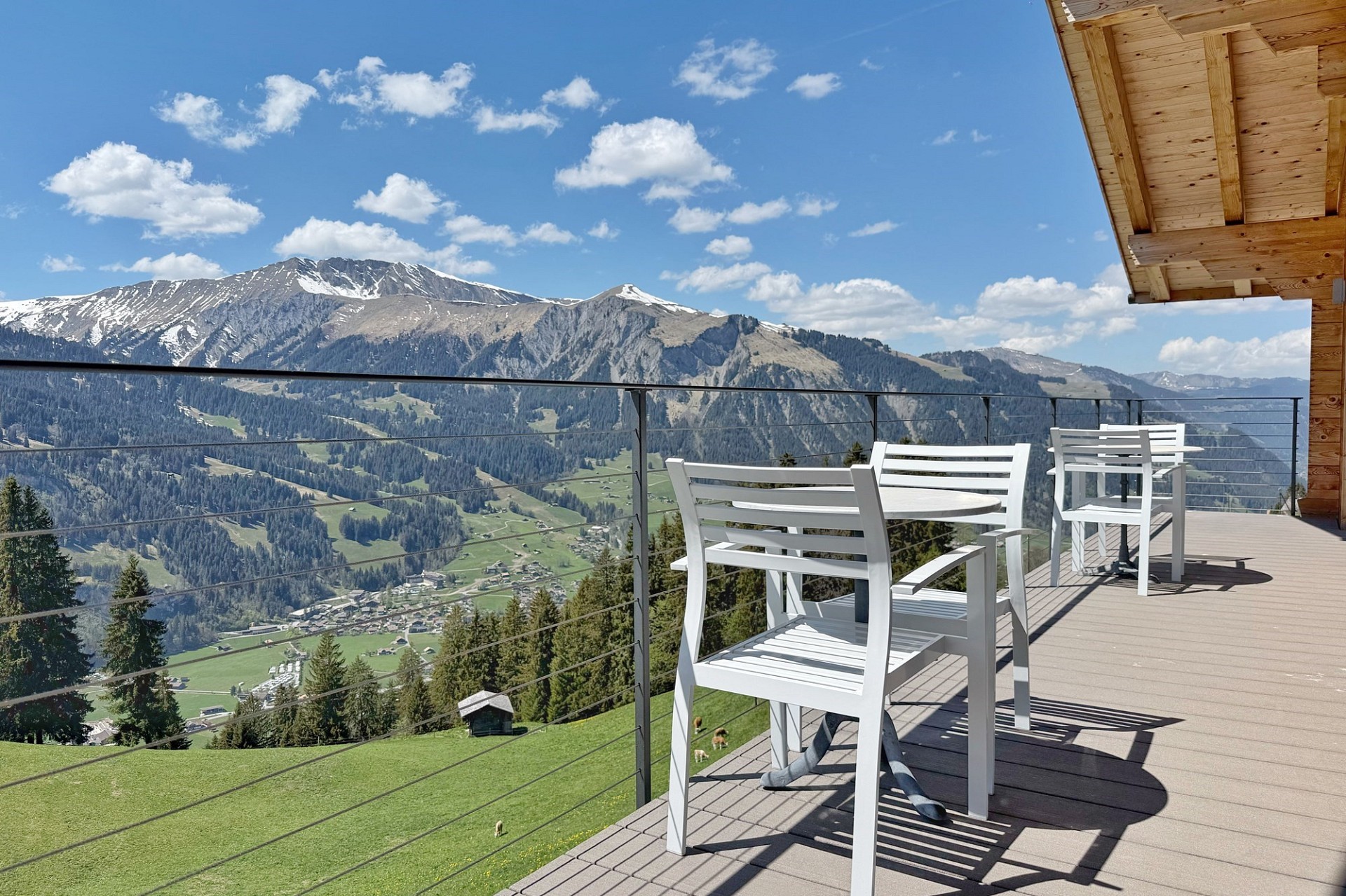 Balkon mit Bergpanorama