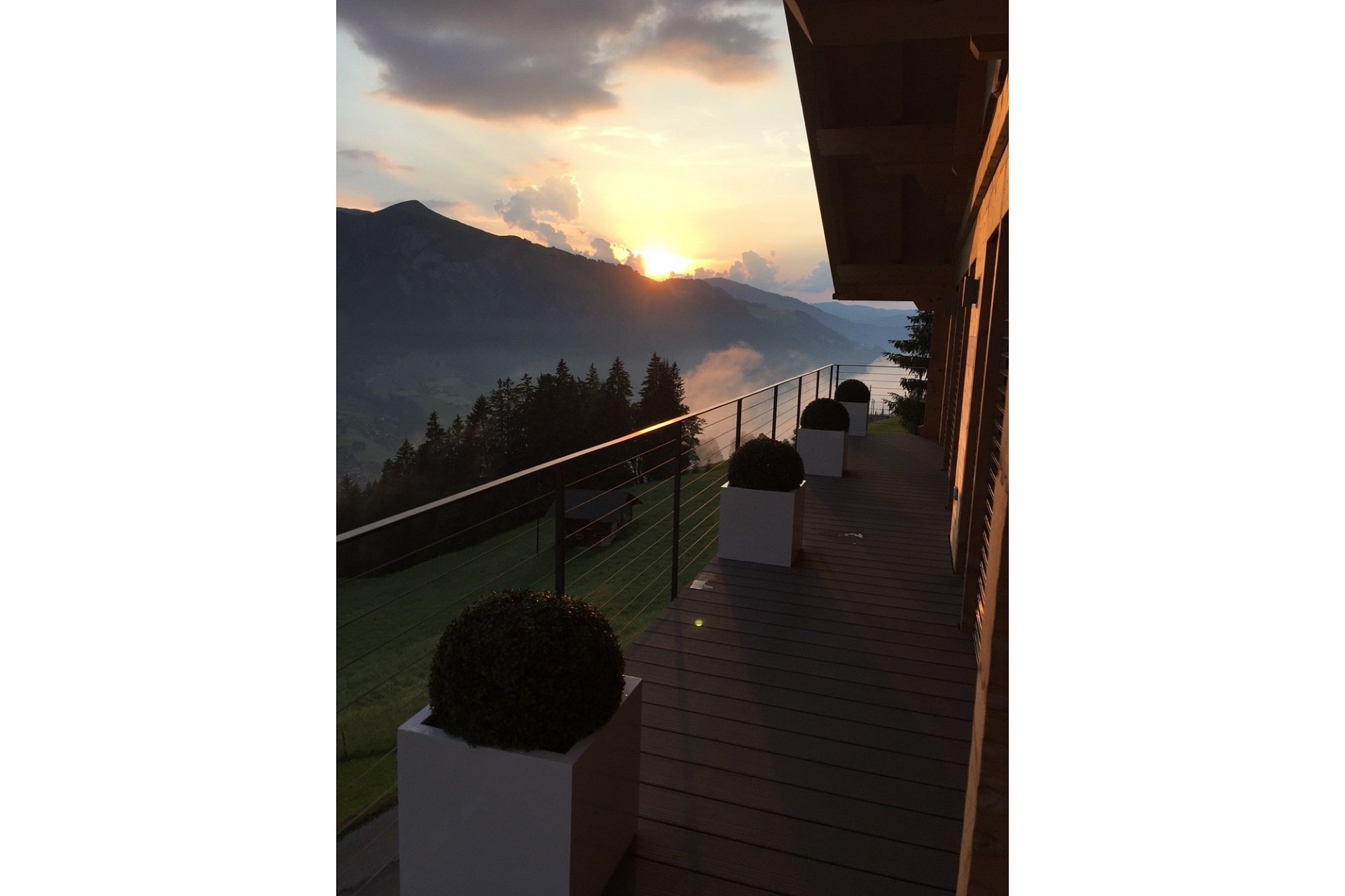 Balkon mit Berg- und Sonnenuntergangsblick