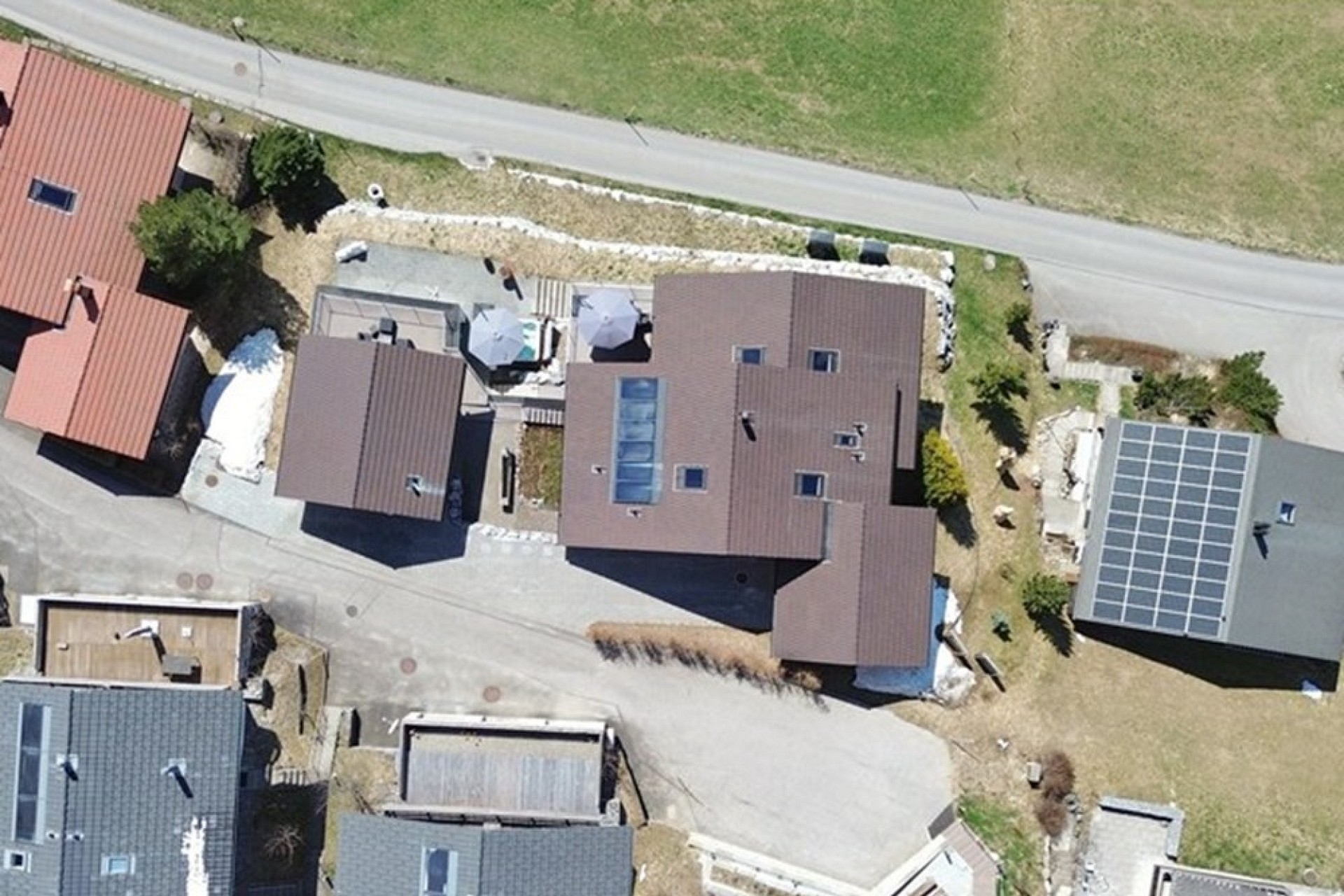 Luftaufnahme eines Wohnhauses mit PV-Anlage