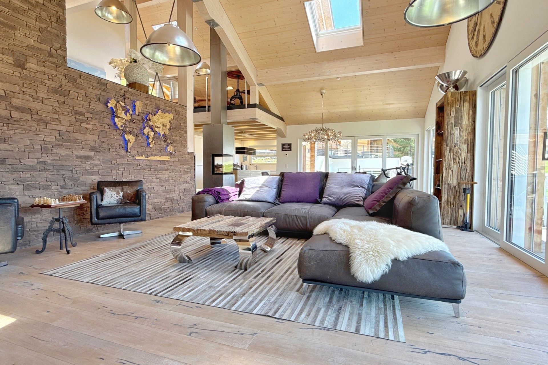 Großzügiges Wohnzimmer mit Galerie und Kamin