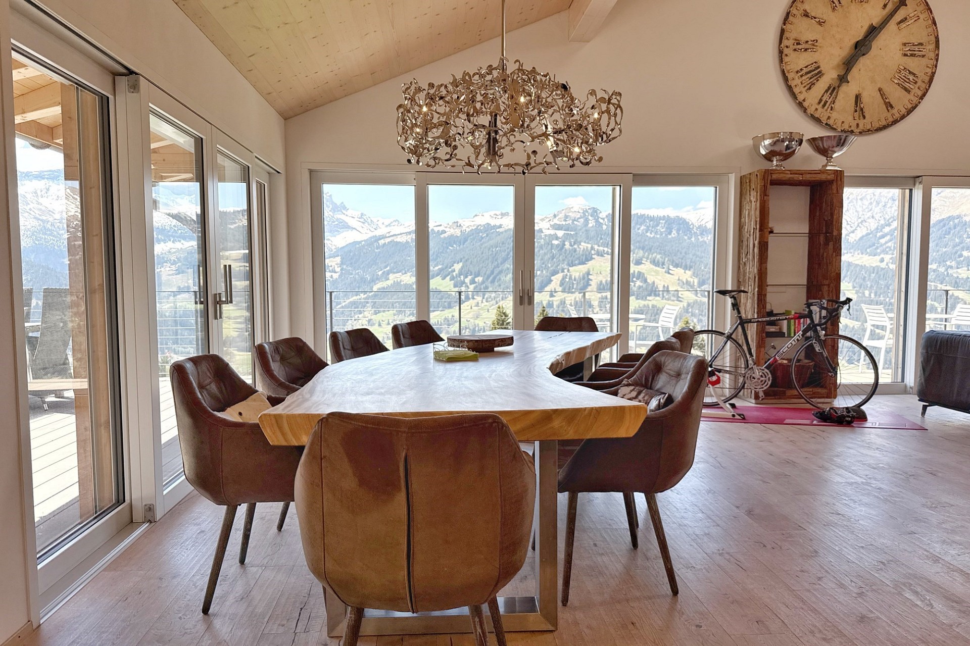 Esszimmer mit Panoramablick auf die Berge