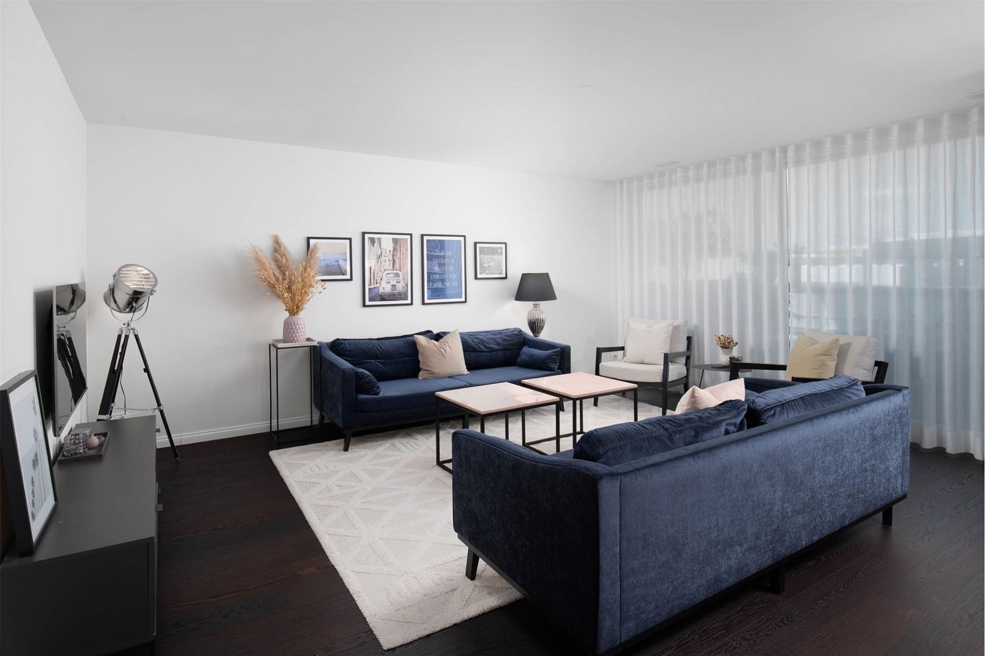 Modernes Wohnzimmer mit Staging-Möbeln