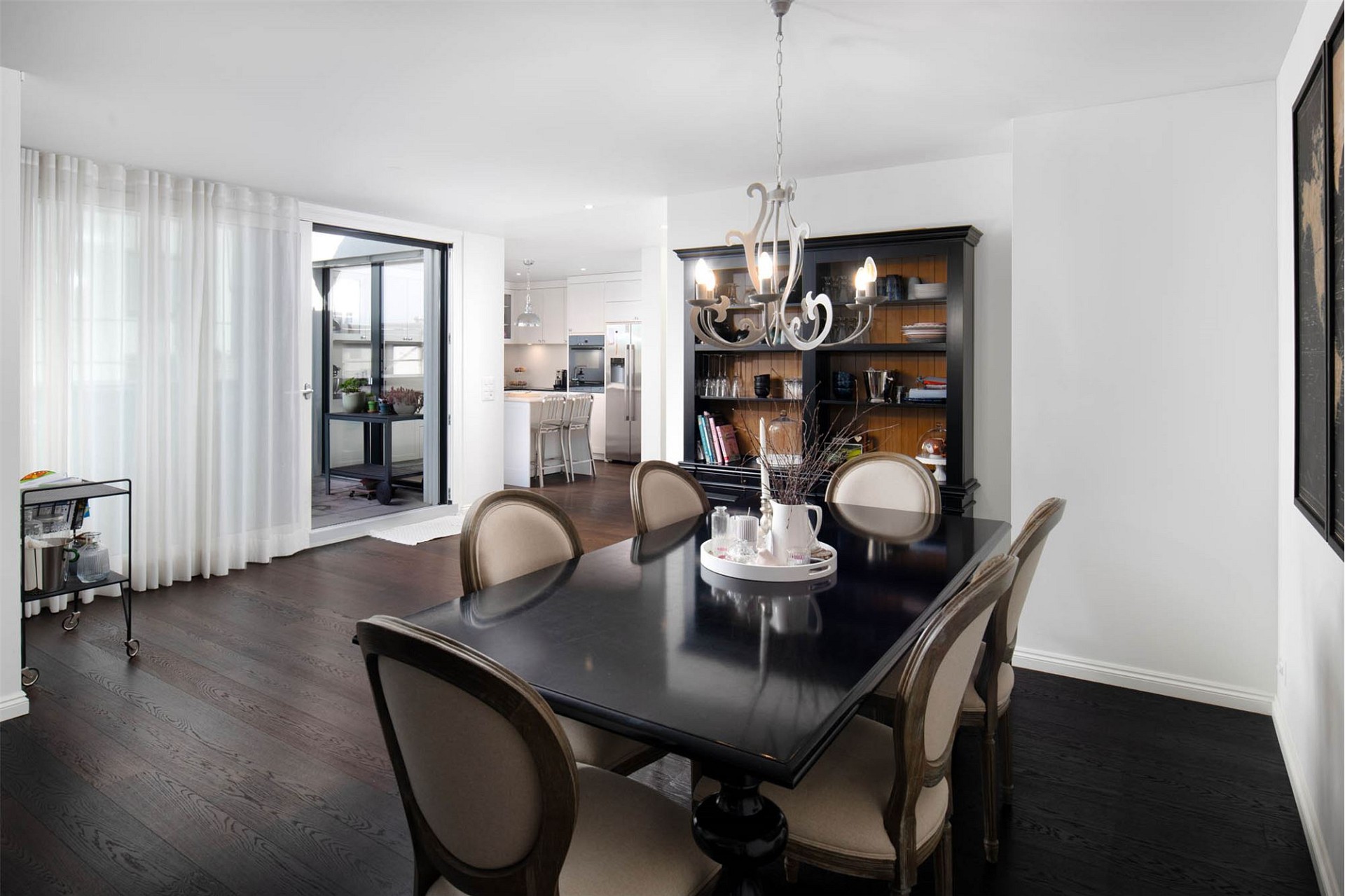 Elegantes Esszimmer mit offener Küche
