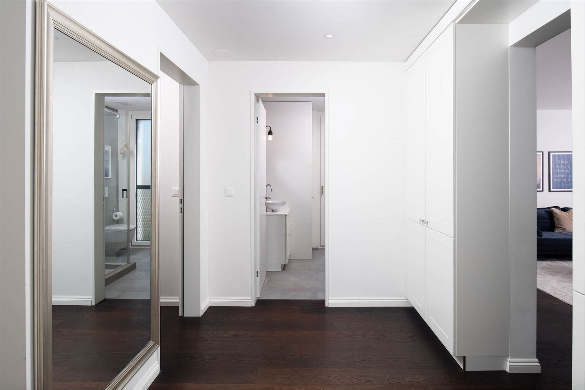 Moderner Ankleidebereich mit Blick in Bad und Wohnraum