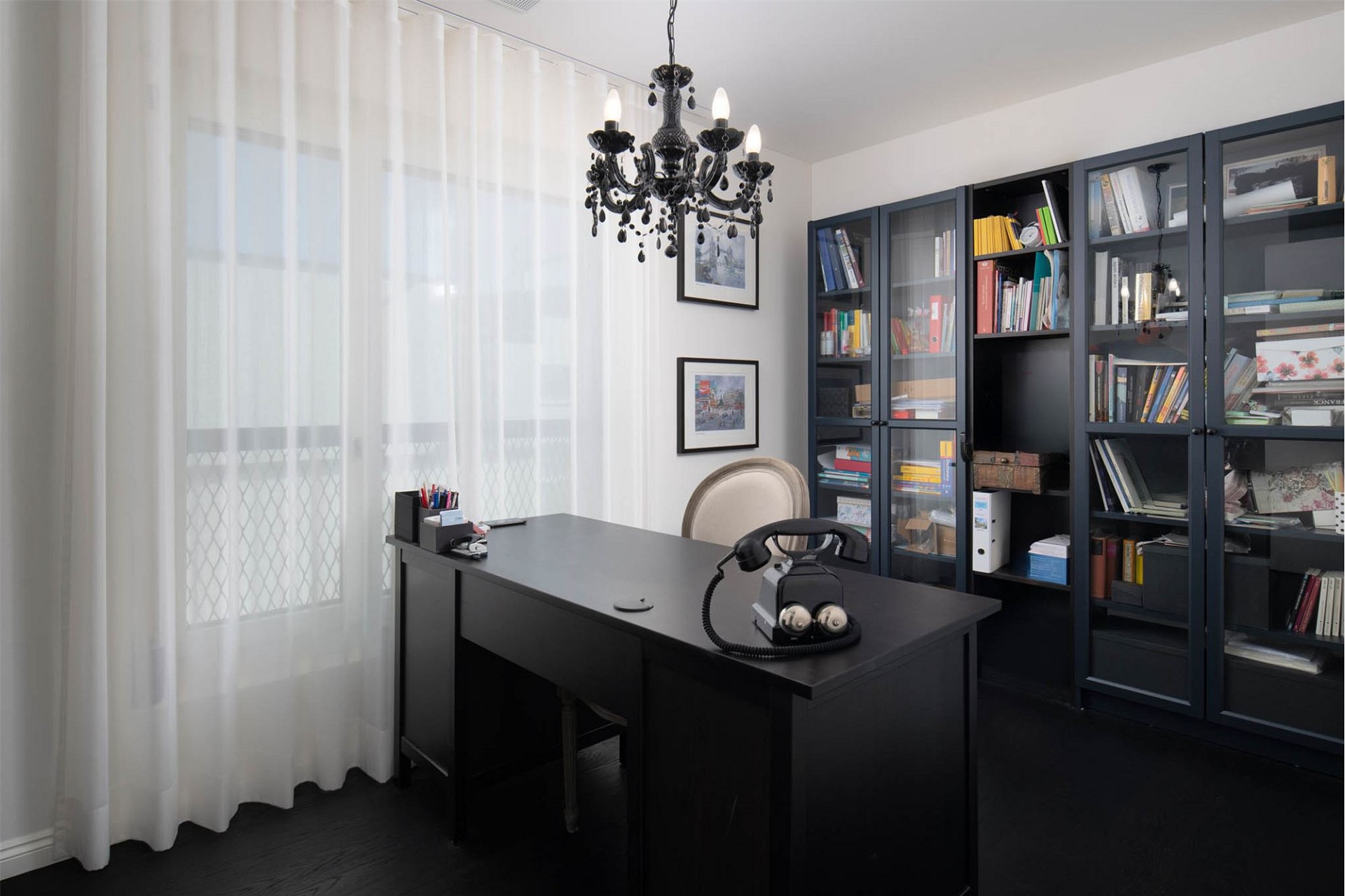 Elegantes Arbeitszimmer mit dunklen Möbeln