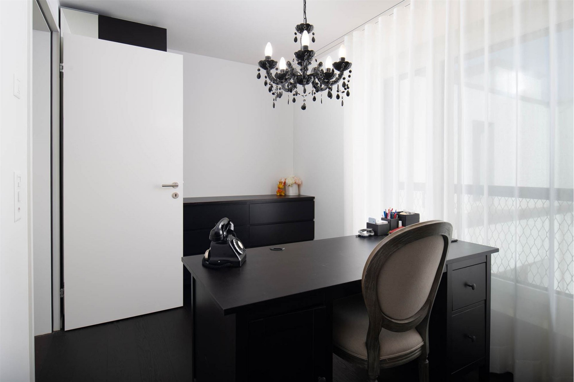 Elegantes Homeoffice mit dunklen Möbeln