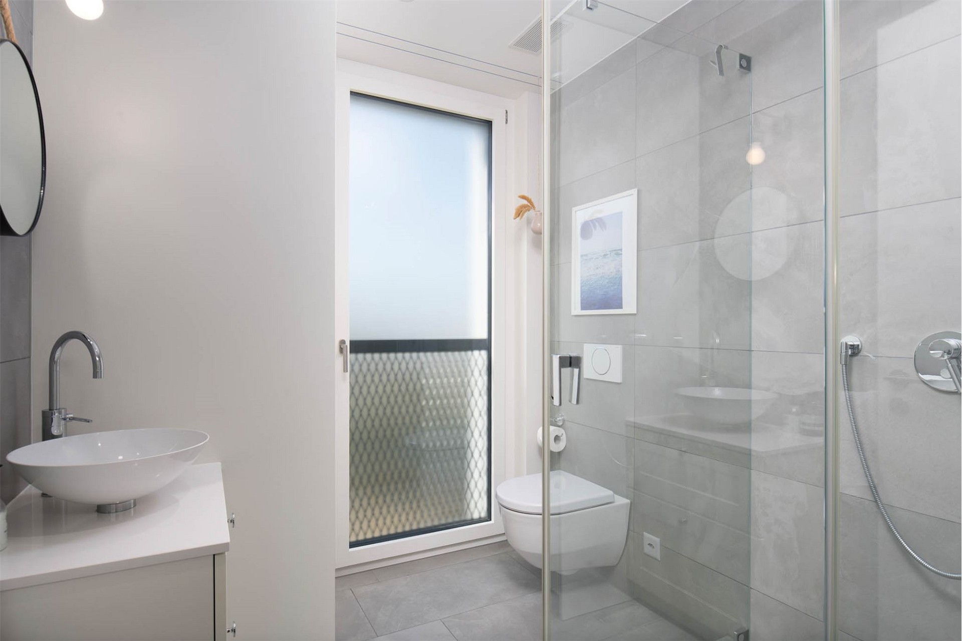 Modernes Badezimmer mit Dusche und Waschtisch