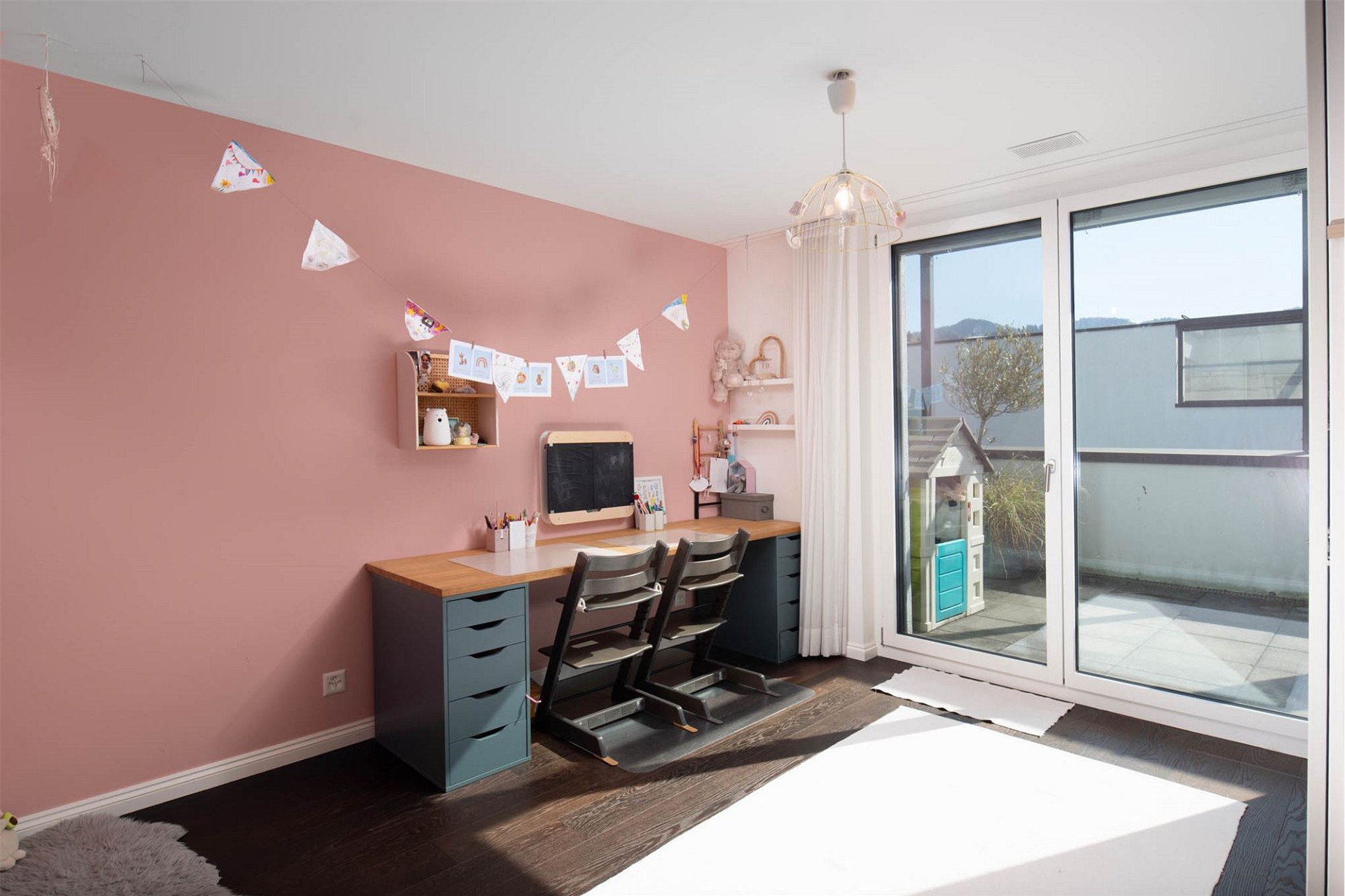 Helles Kinderzimmer mit Arbeitsplatz und Terrassenzugang