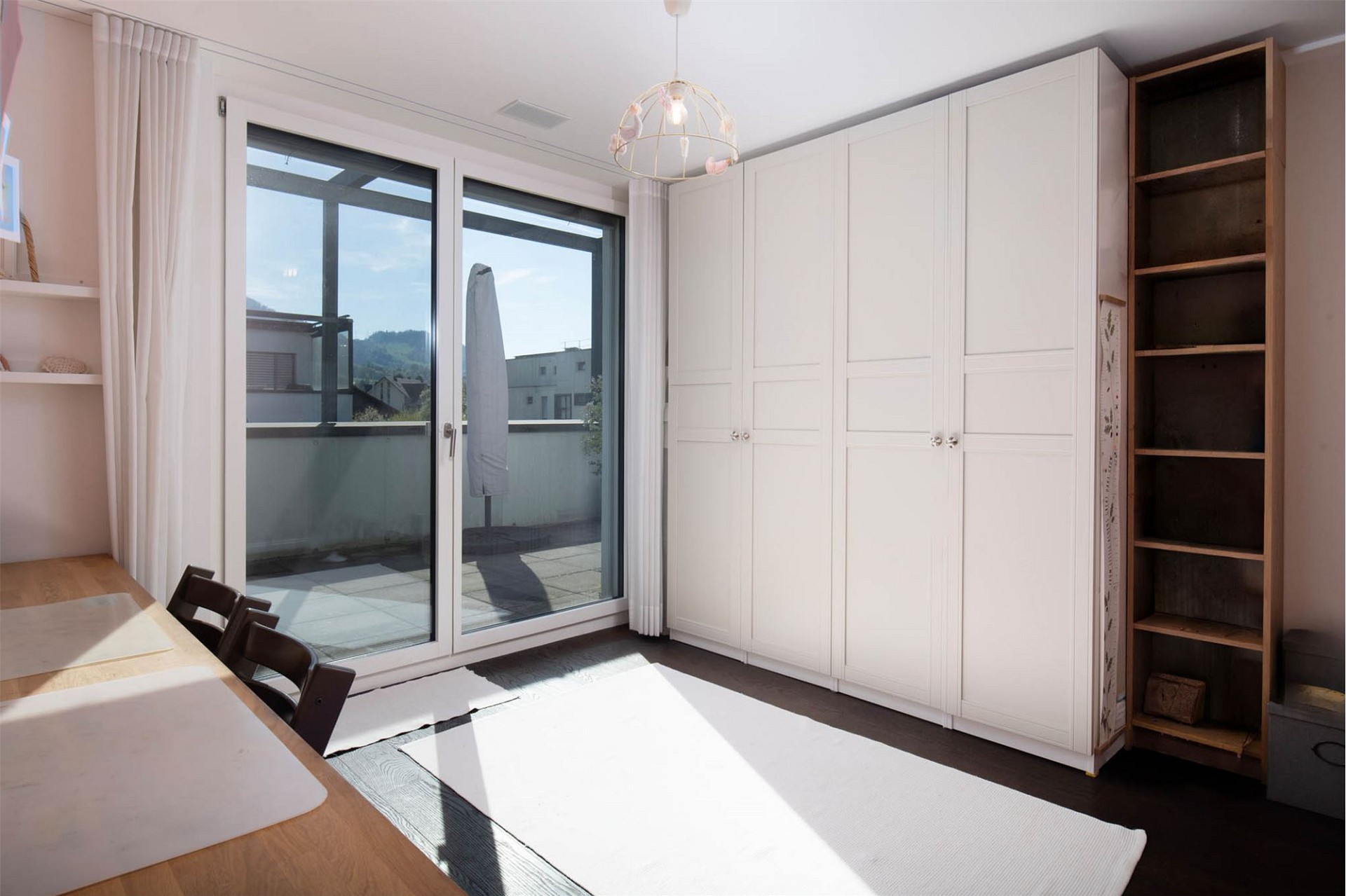 Helles Schlafzimmer mit Einbauschrank und Balkonzugang
