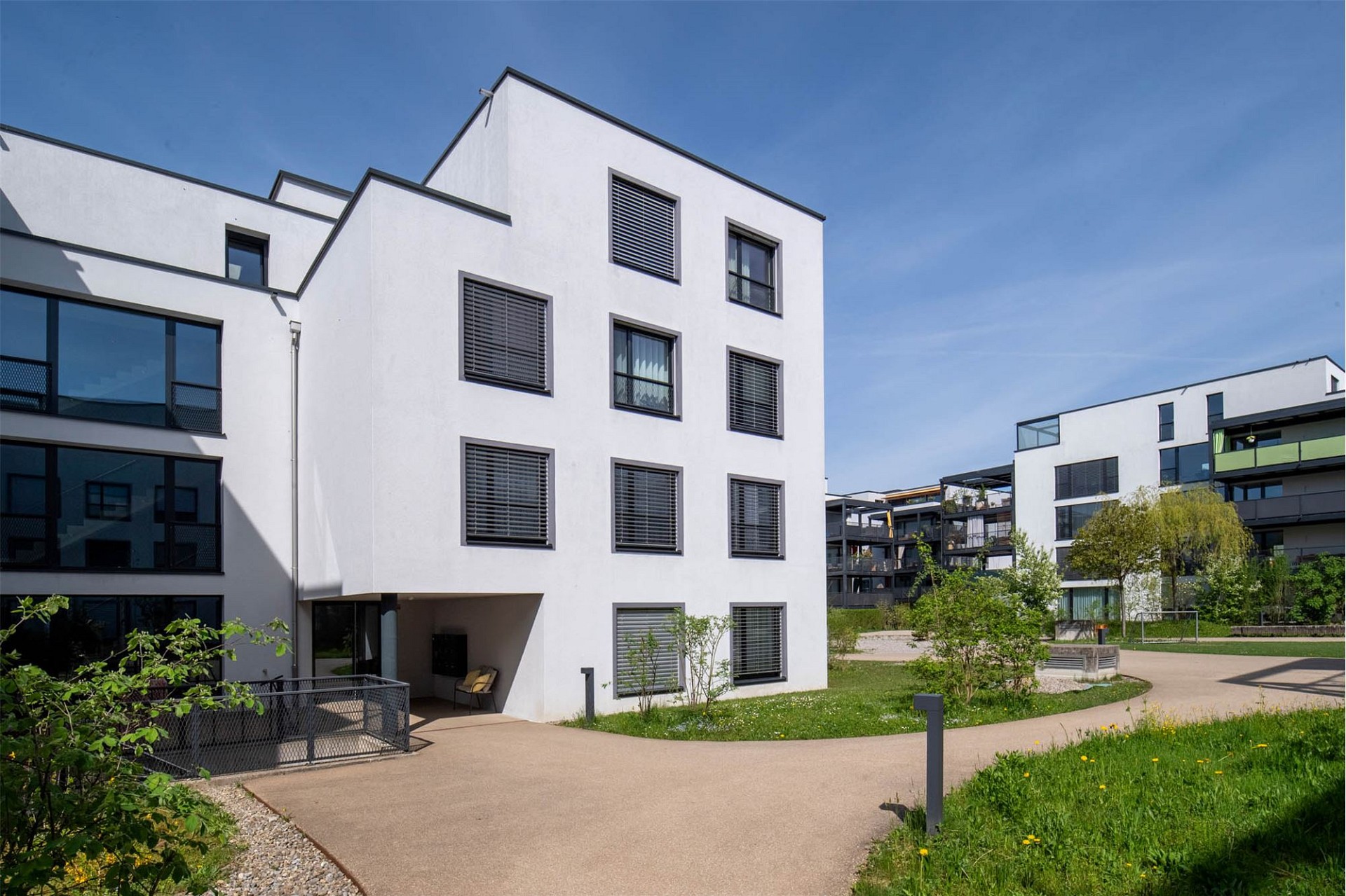Moderne Wohnanlage mit weißer Fassade