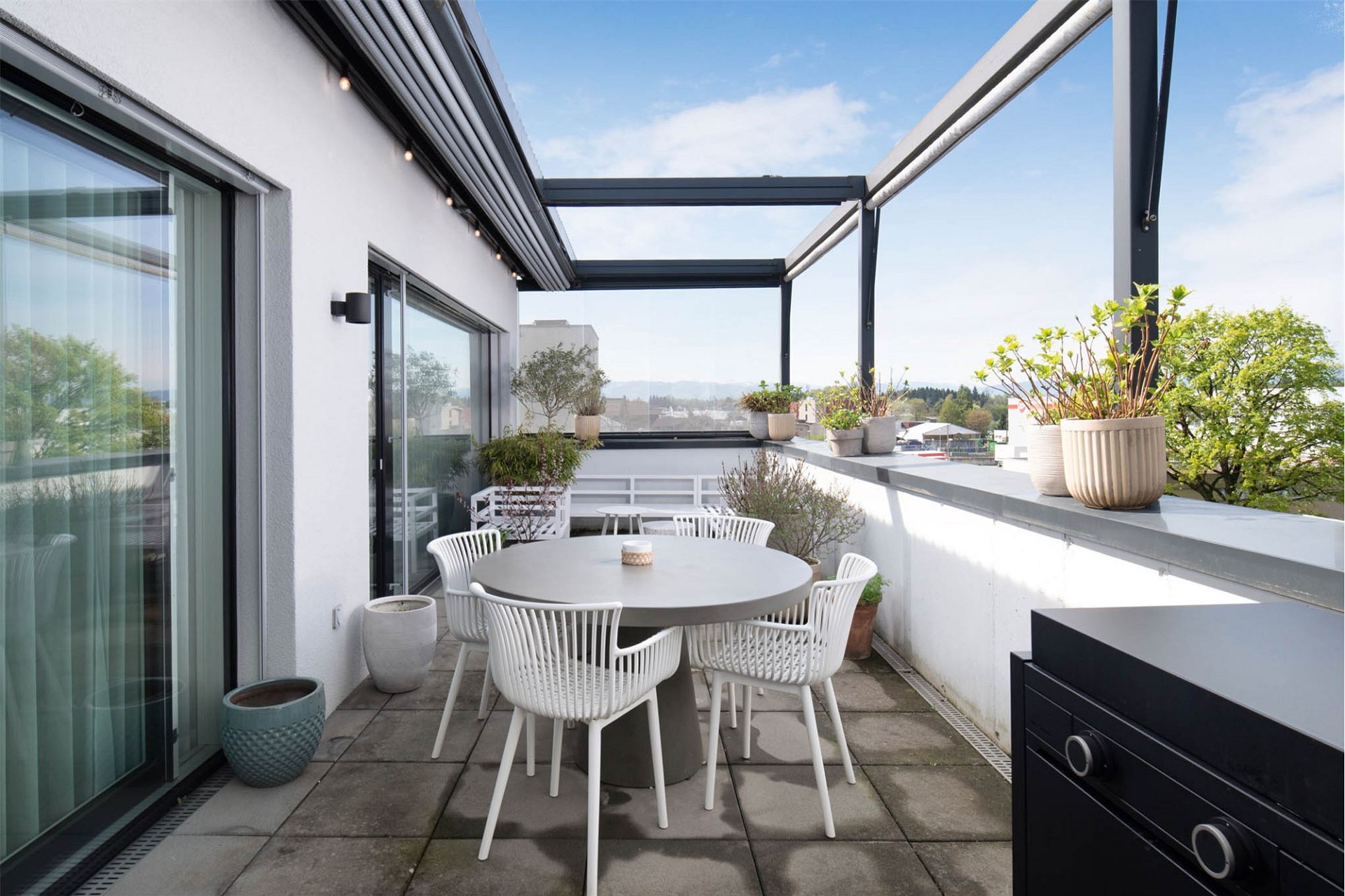 Dachterrasse mit Sitzbereich und Markise
