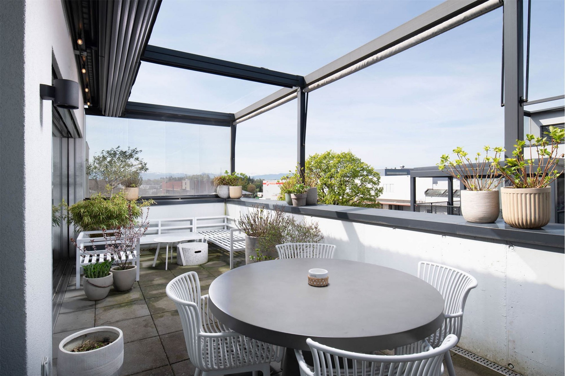 Moderne Dachterrasse mit Sitzgruppe