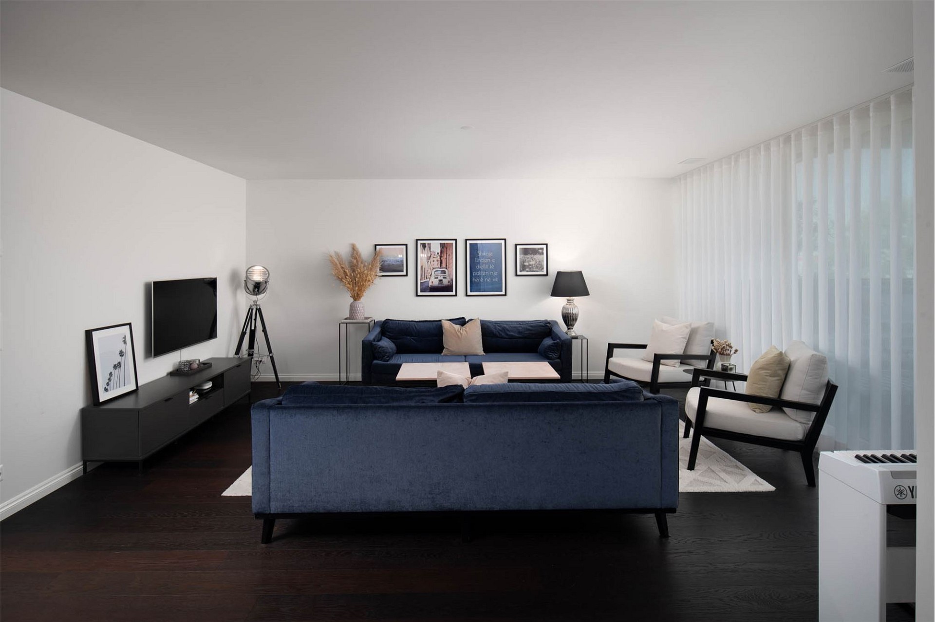 Modernes, großzügiges Wohnzimmer