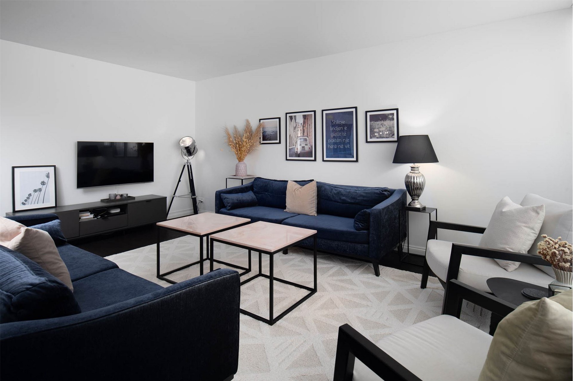 Modernes, stilvoll eingerichtetes Wohnzimmer