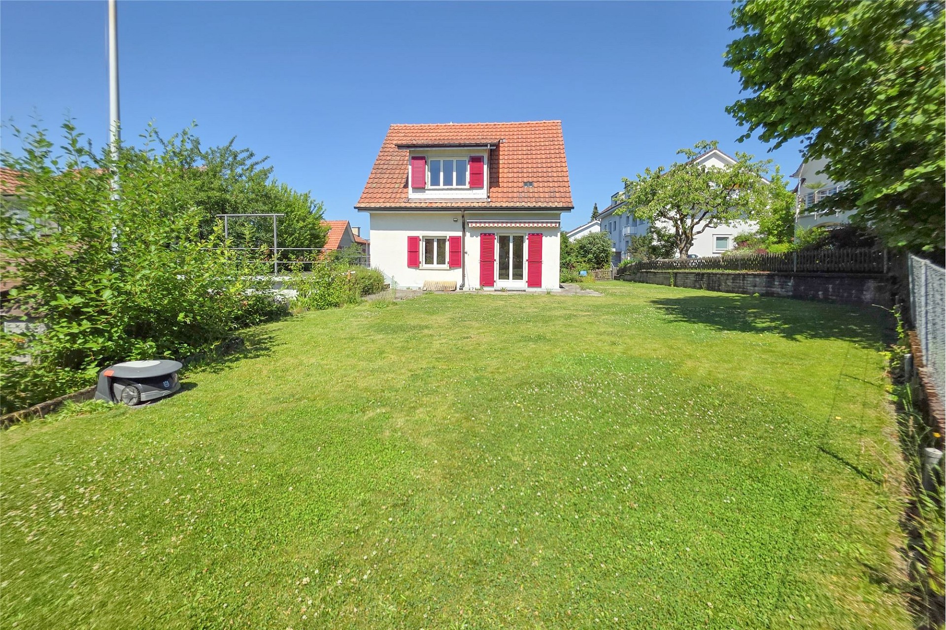 Helles Einfamilienhaus mit großem Garten