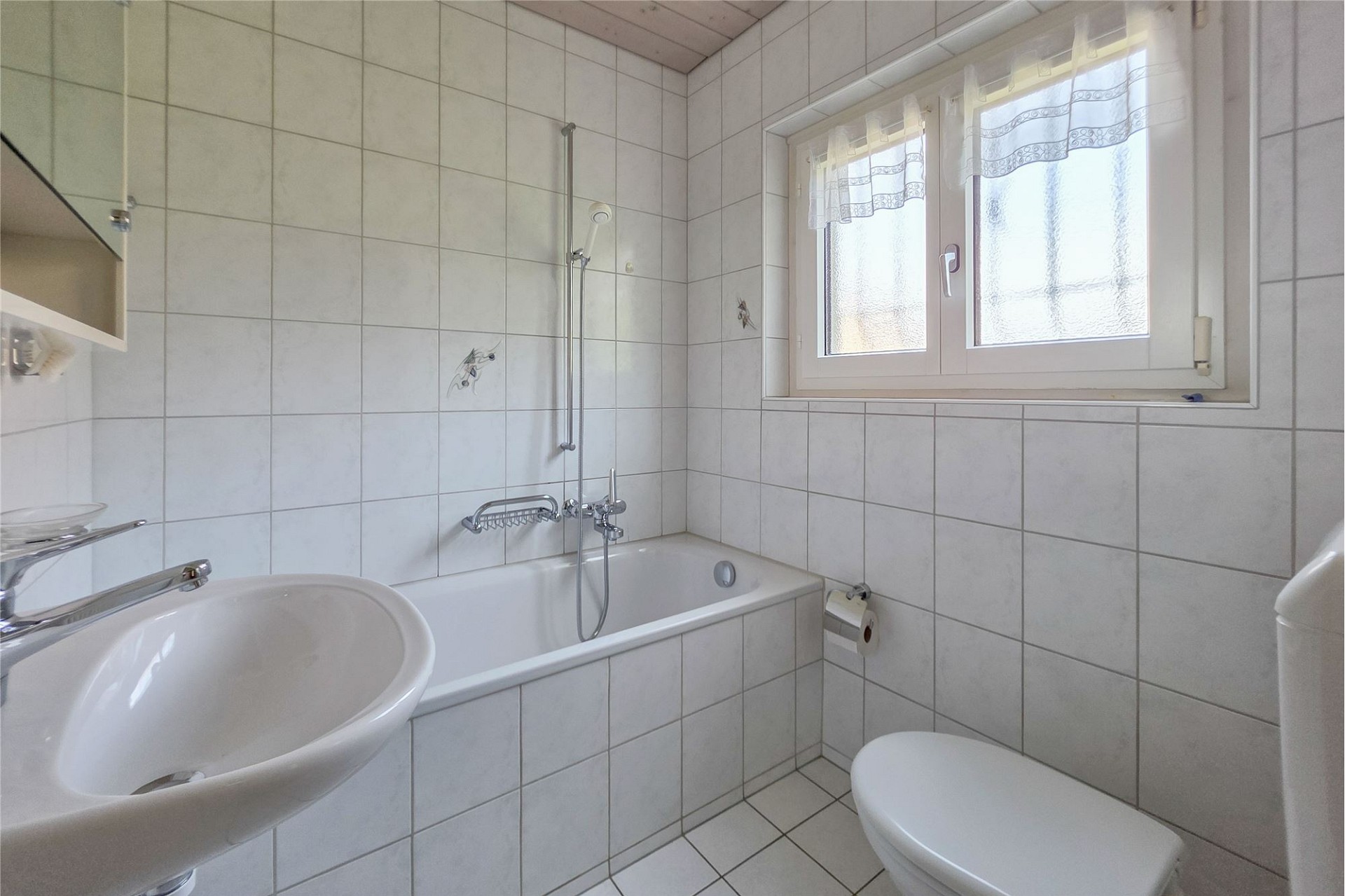 Kleines Bad mit Wanne und Fenster