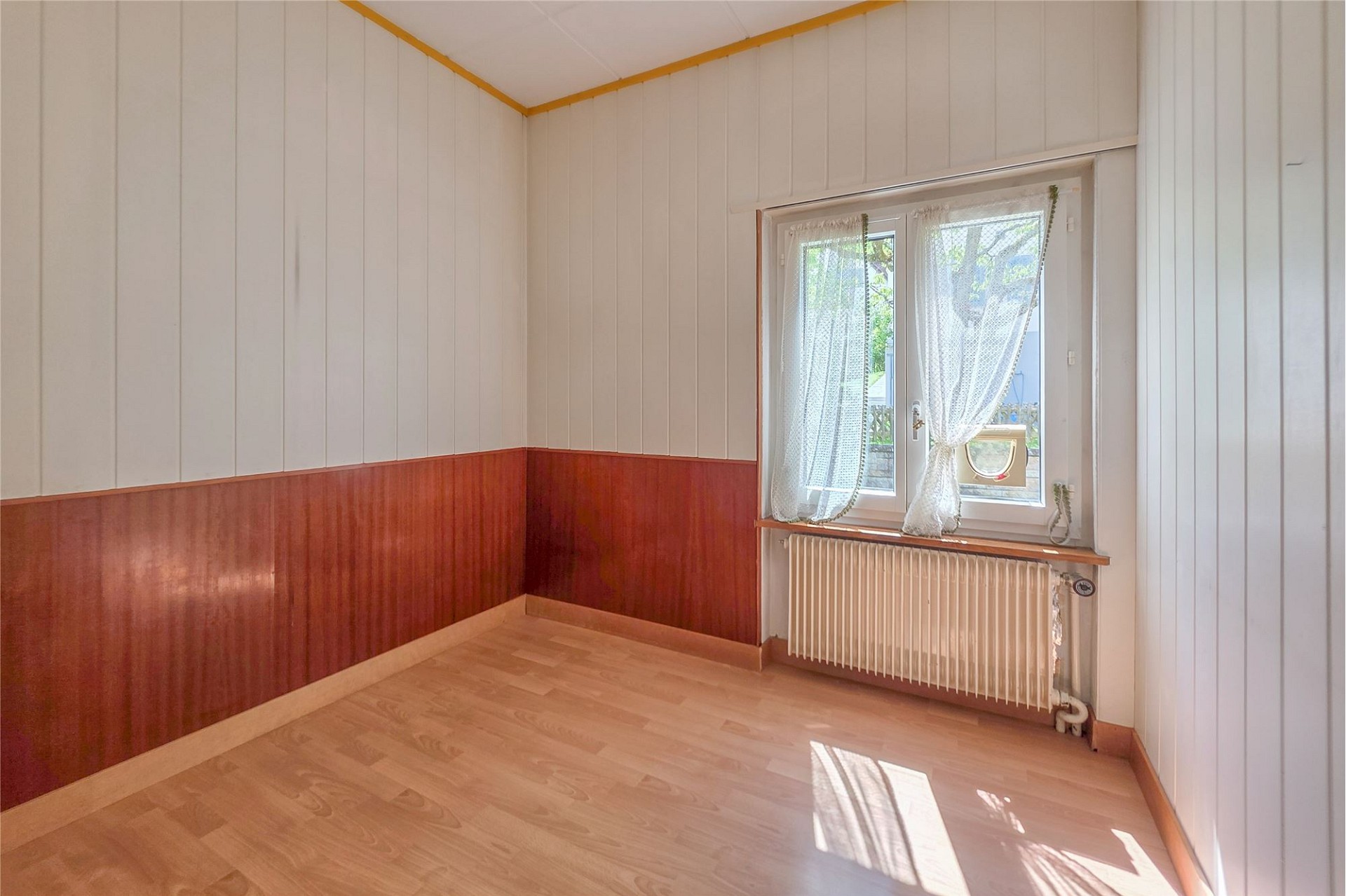 Heller leerer Innenraum mit Fenster und Heizkörper