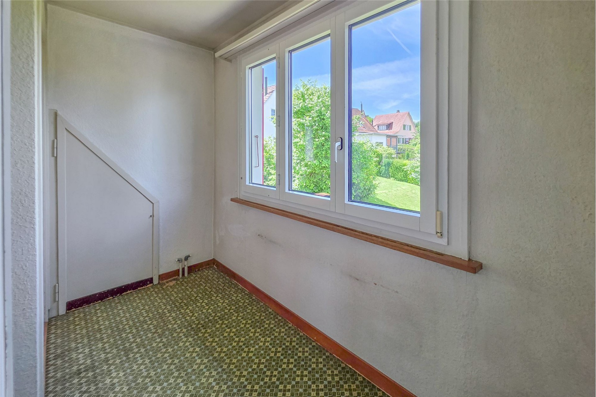 Treppenflur mit Fensterblick