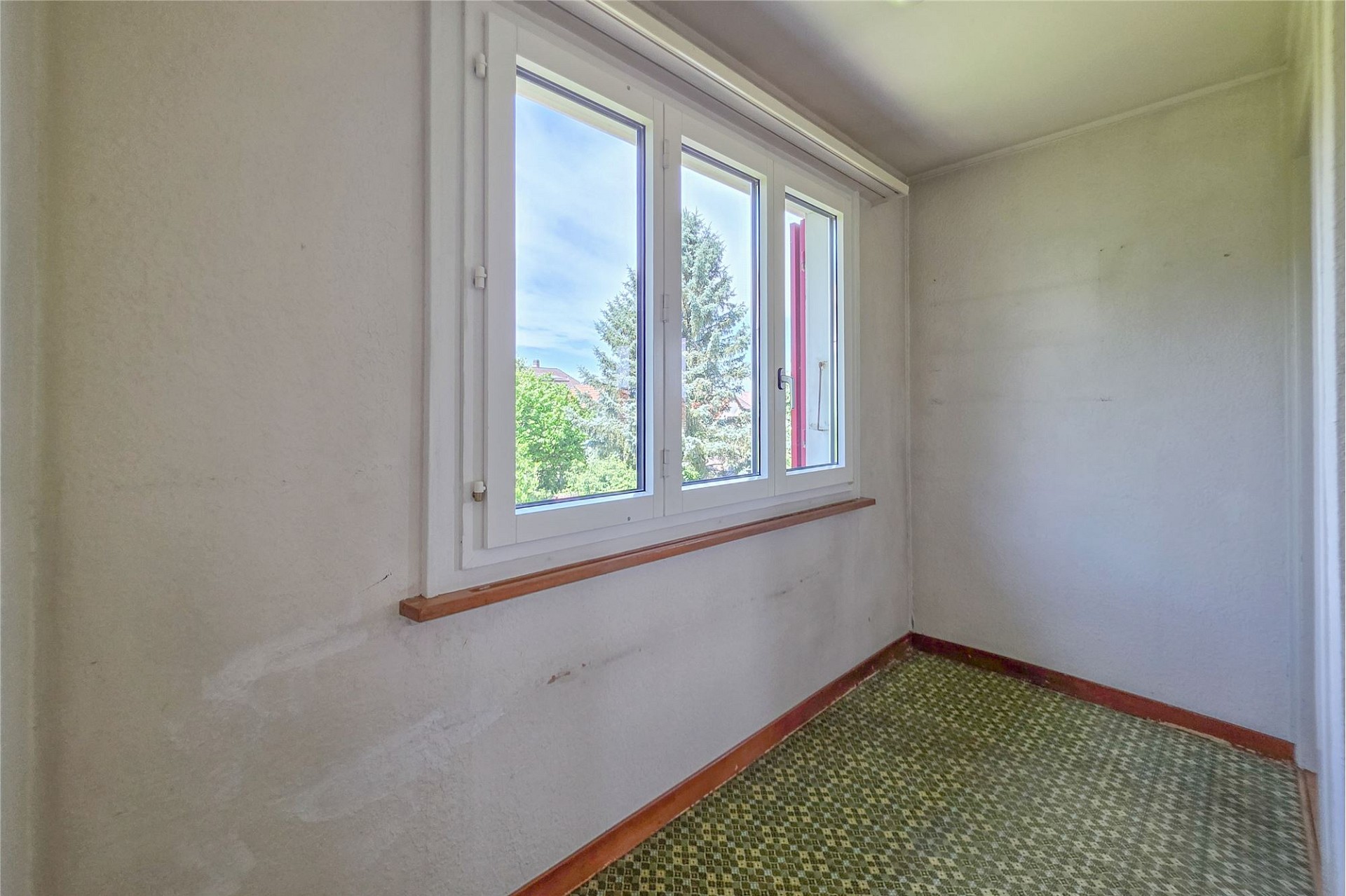 Kleiner leerer Raum mit Fenster