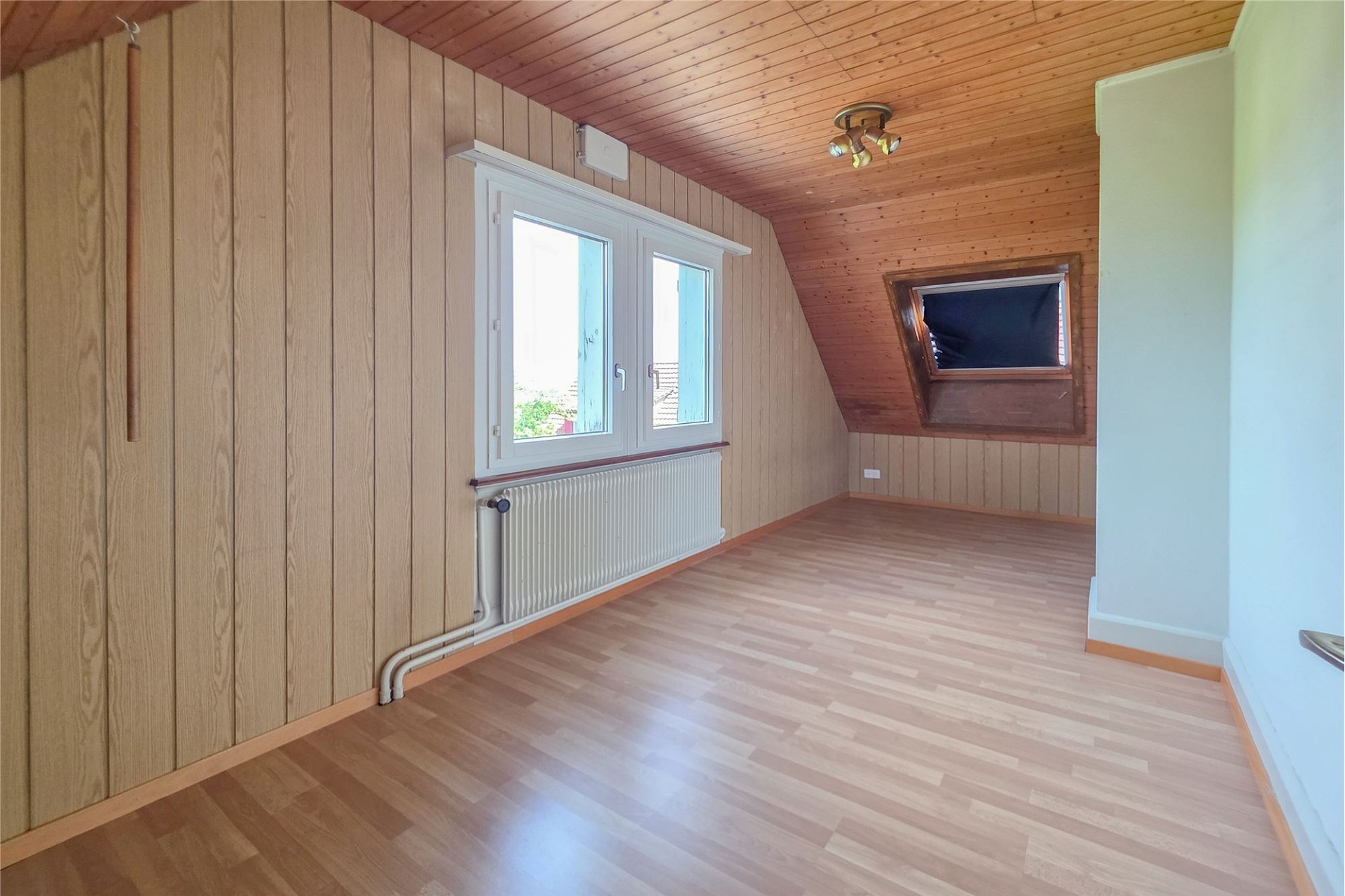 Leerer Dachraum mit Holzvertäfelung