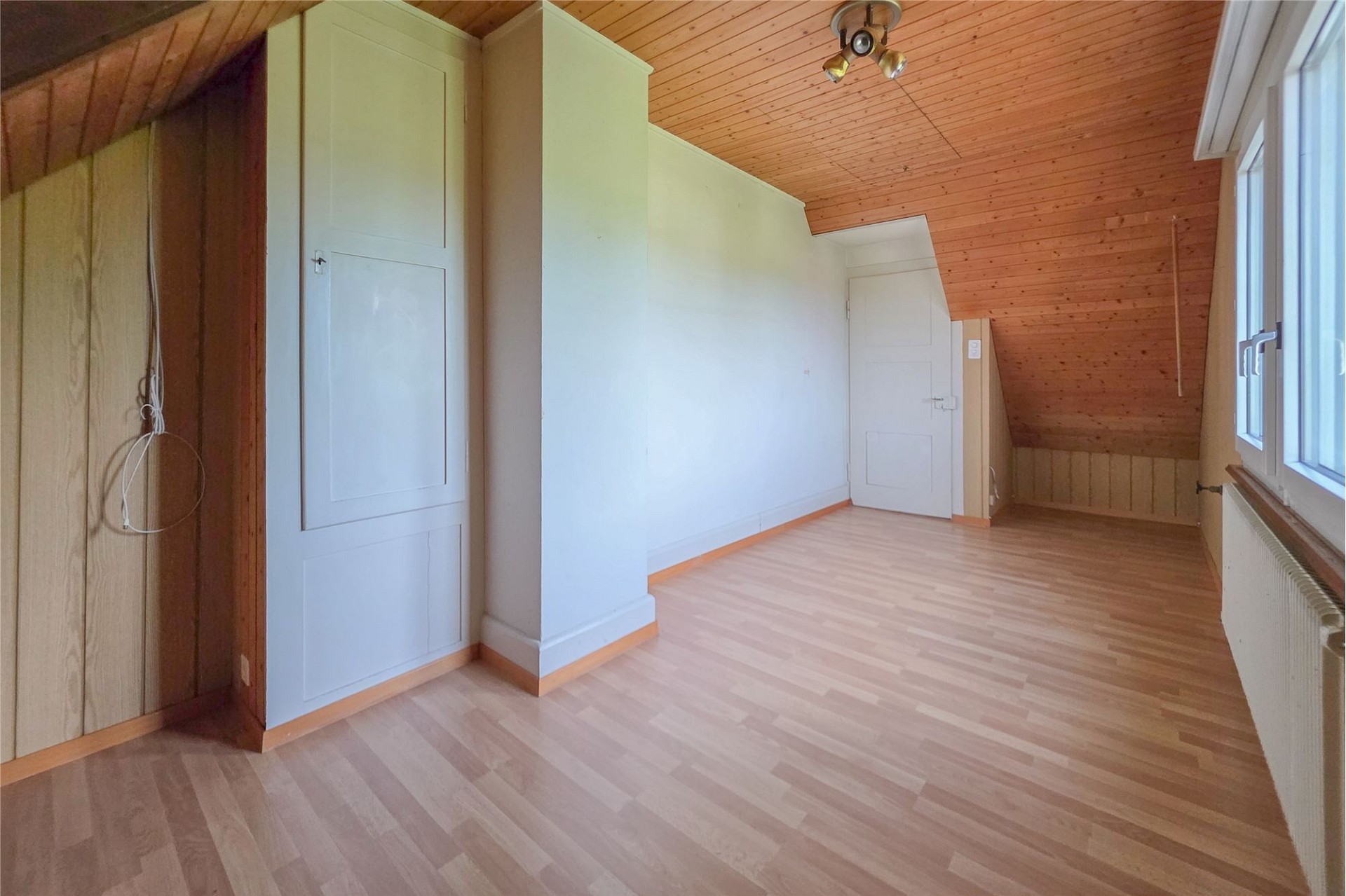 Ausgebauter Dachraum mit Holzdecke