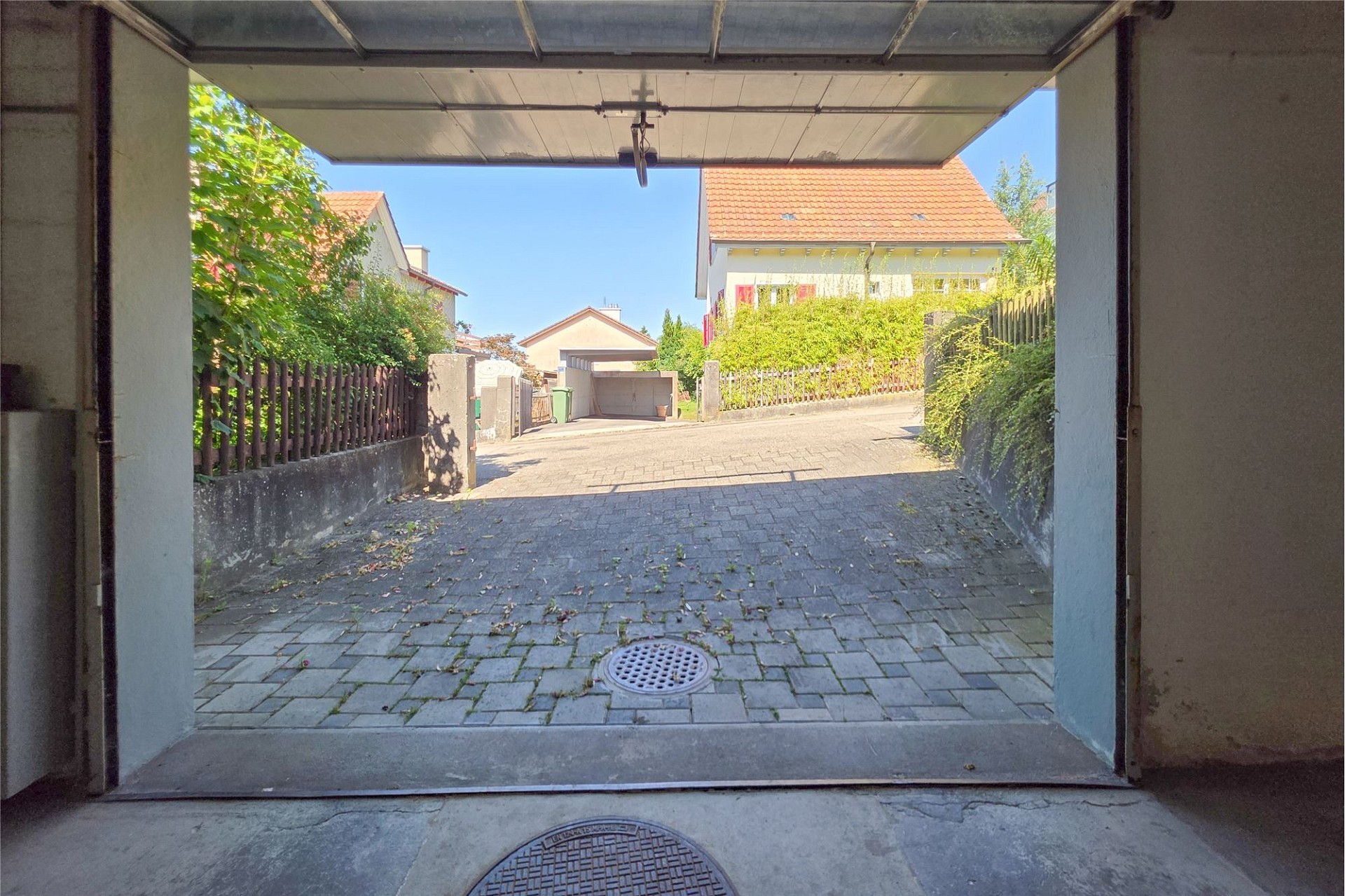Zufahrt aus einer Garage