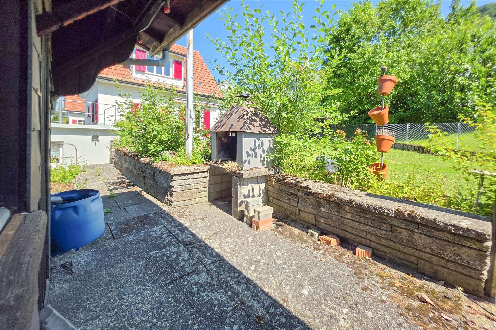Terrasse mit Garten und Hausfassade