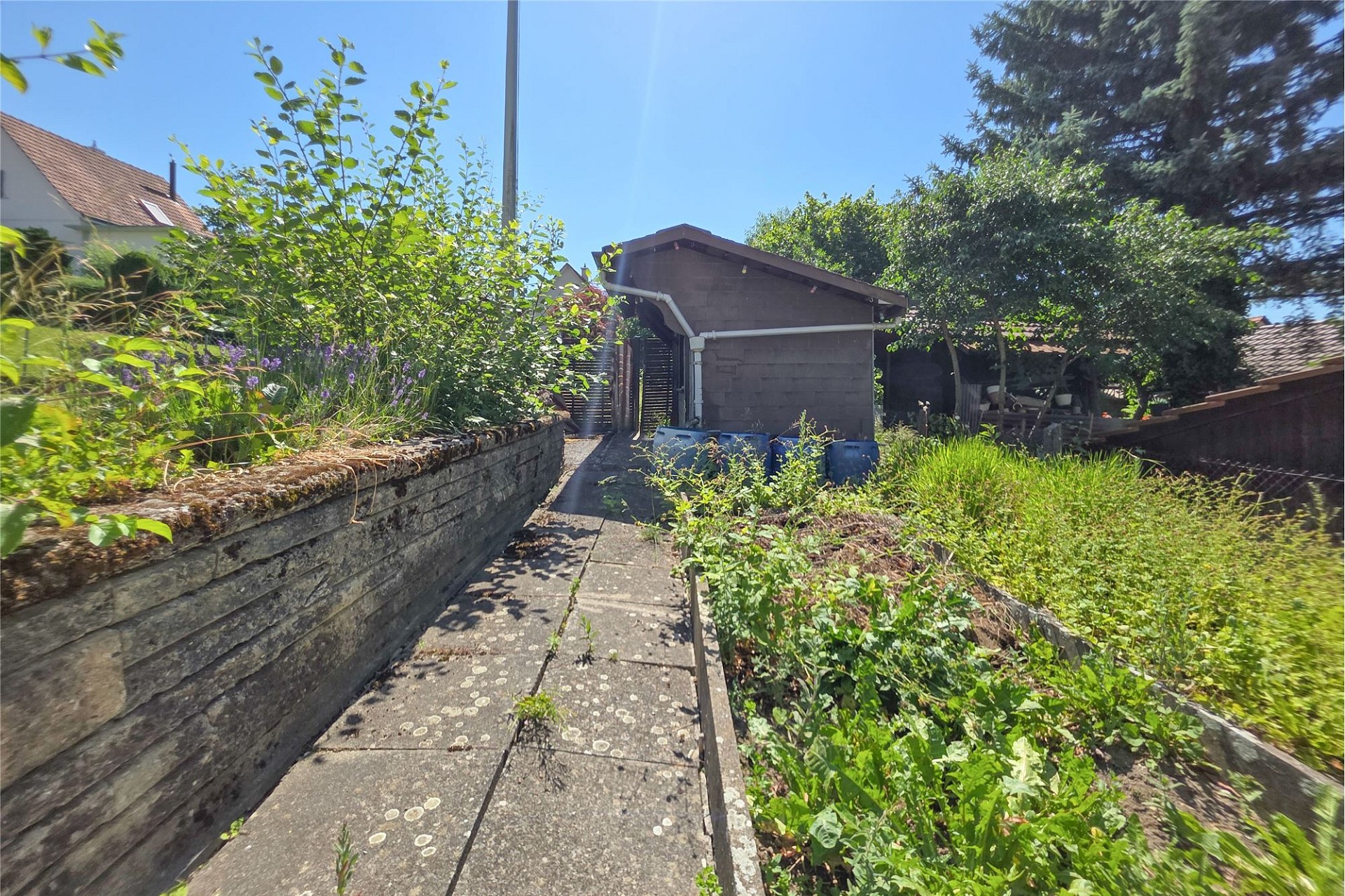 Gartenweg mit Nebengebäude