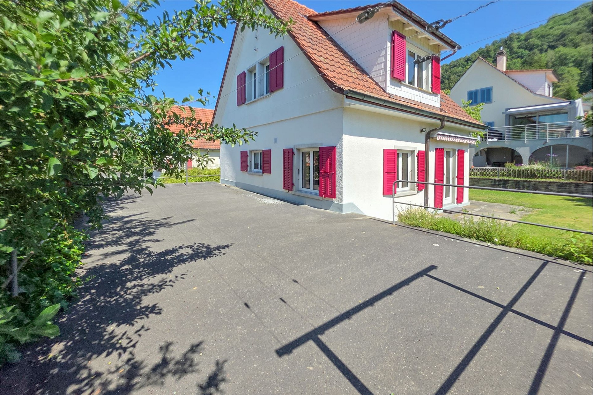 Einfamilienhaus mit Schrägdach und Vorgarten
