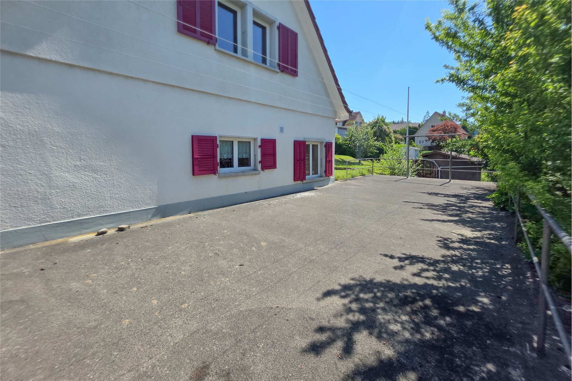 Außenansicht eines Hauses mit Terrasse